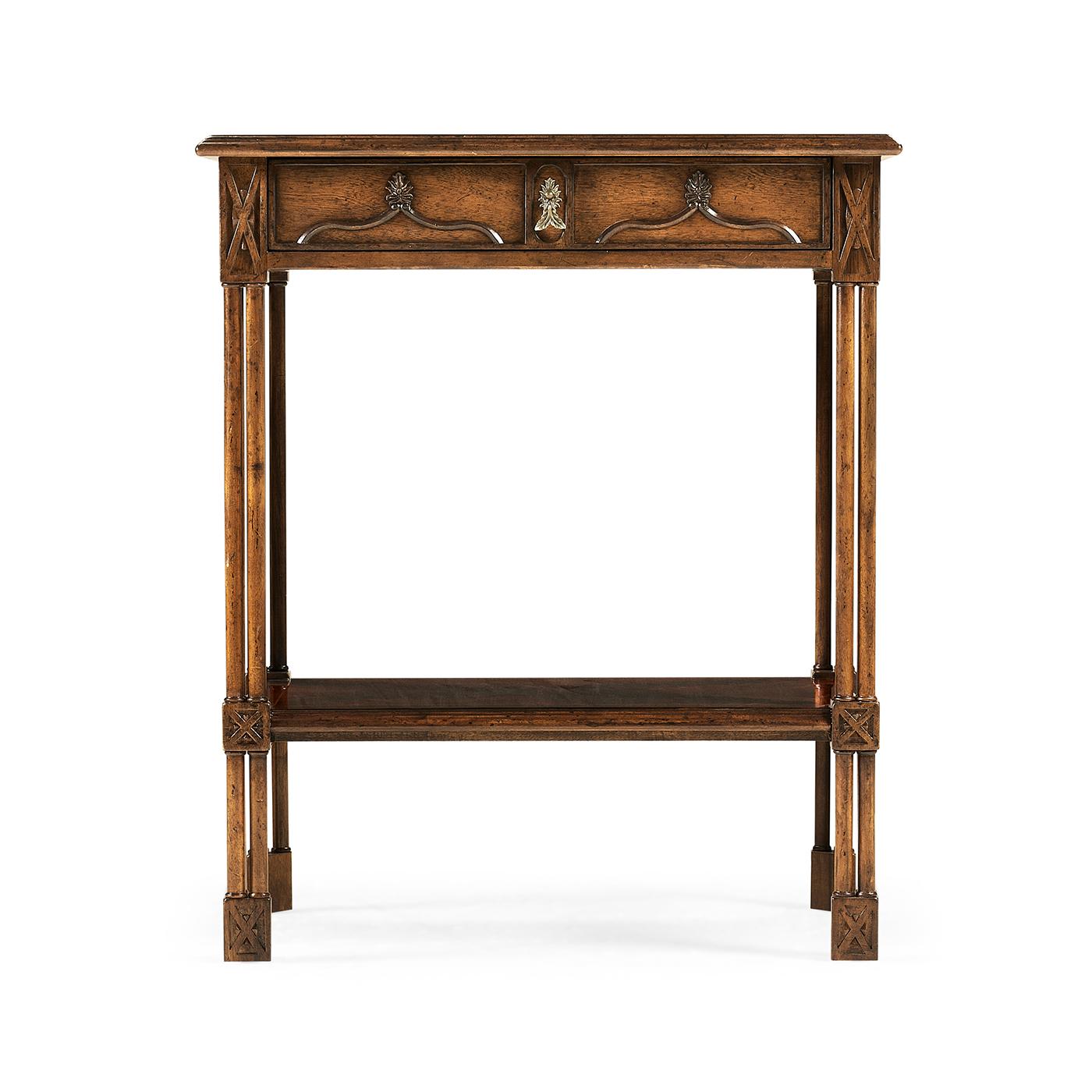 Cette pièce exquise allie des détails gothiques à l'élégance de Chippendale. Son plateau en marqueterie de bandes croisées en noyer foncé rayonne de raffinement, tandis que des arcs sculptés ornent la frise et la façade des tiroirs. Une tirette de