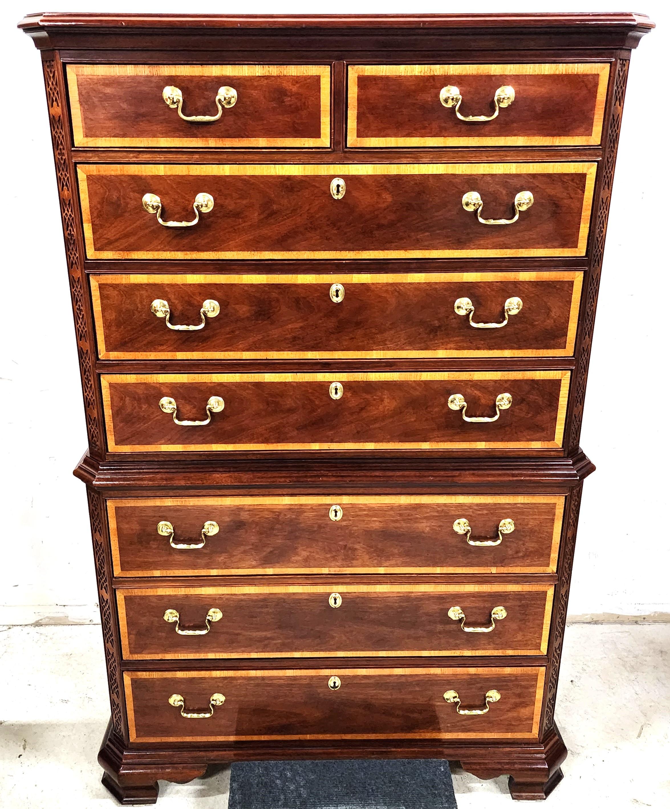 For FULL item description click on CONTINUE READING at the bottom of this page.

Offering One Of Our Recent Palm Beach Estate Fine Furniture Acquisitions Of A 
Thomasville Banded Mahogany Chippendale Georgian Style Chest Of Drawers
With solid brass