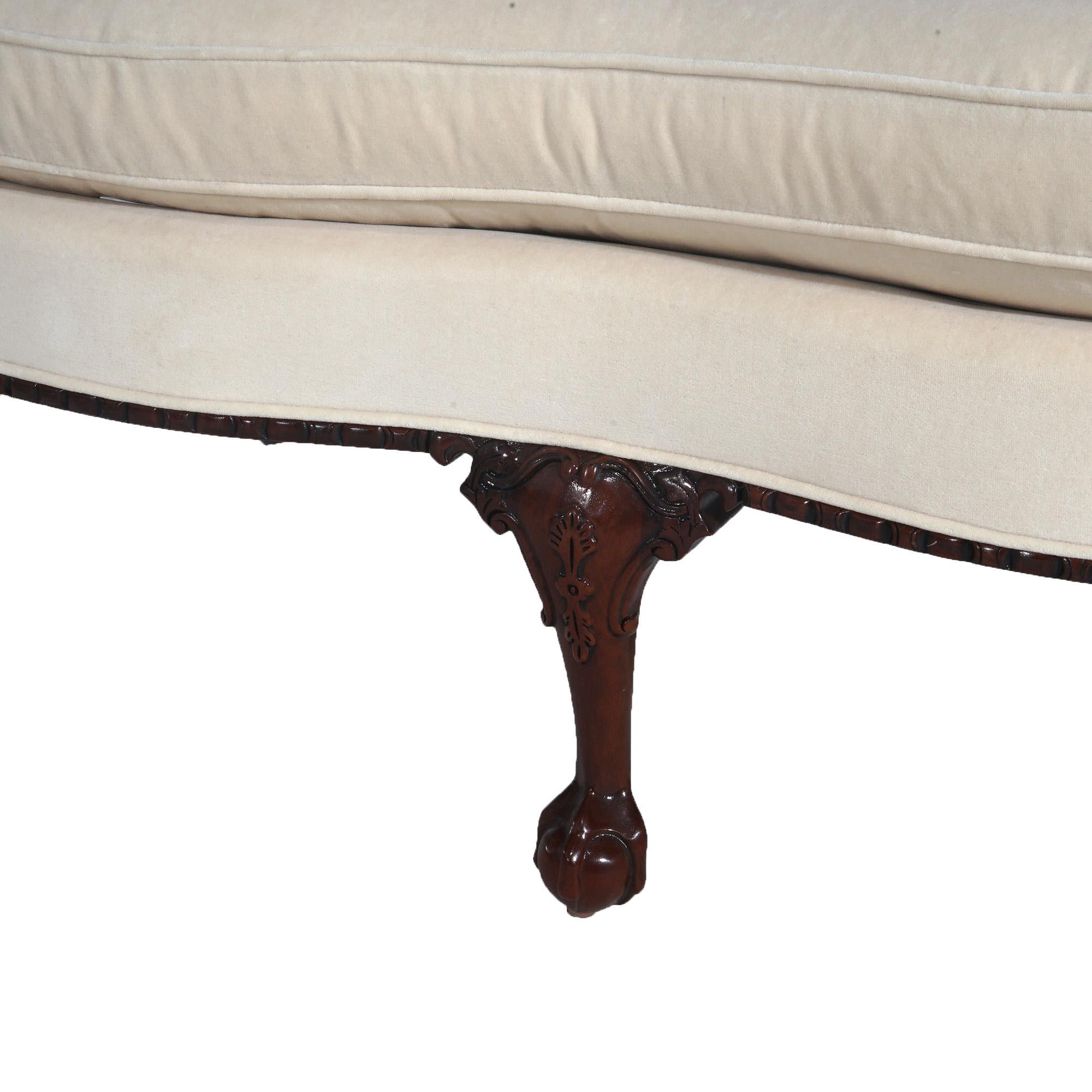 Sofá con respaldo de camello tapizado en madera de Southwood, inspirado en Chippendale (s. XX) en Bueno estado para la venta en Big Flats, NY
