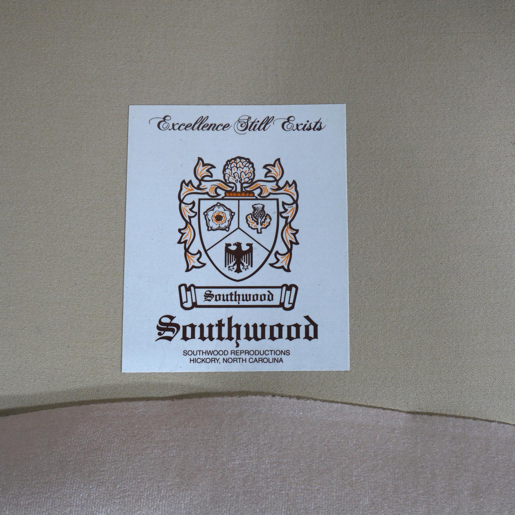 Sofá con respaldo de camello tapizado en madera de Southwood, inspirado en Chippendale (s. XX) en venta 3