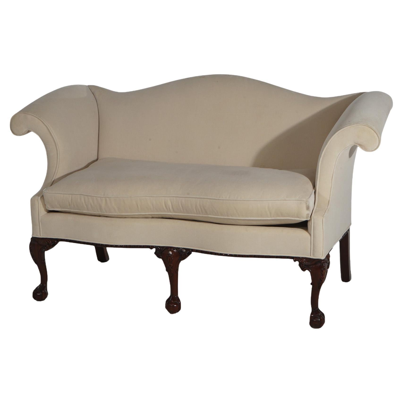 Sofá con respaldo de camello tapizado en madera de Southwood, inspirado en Chippendale (s. XX) en venta