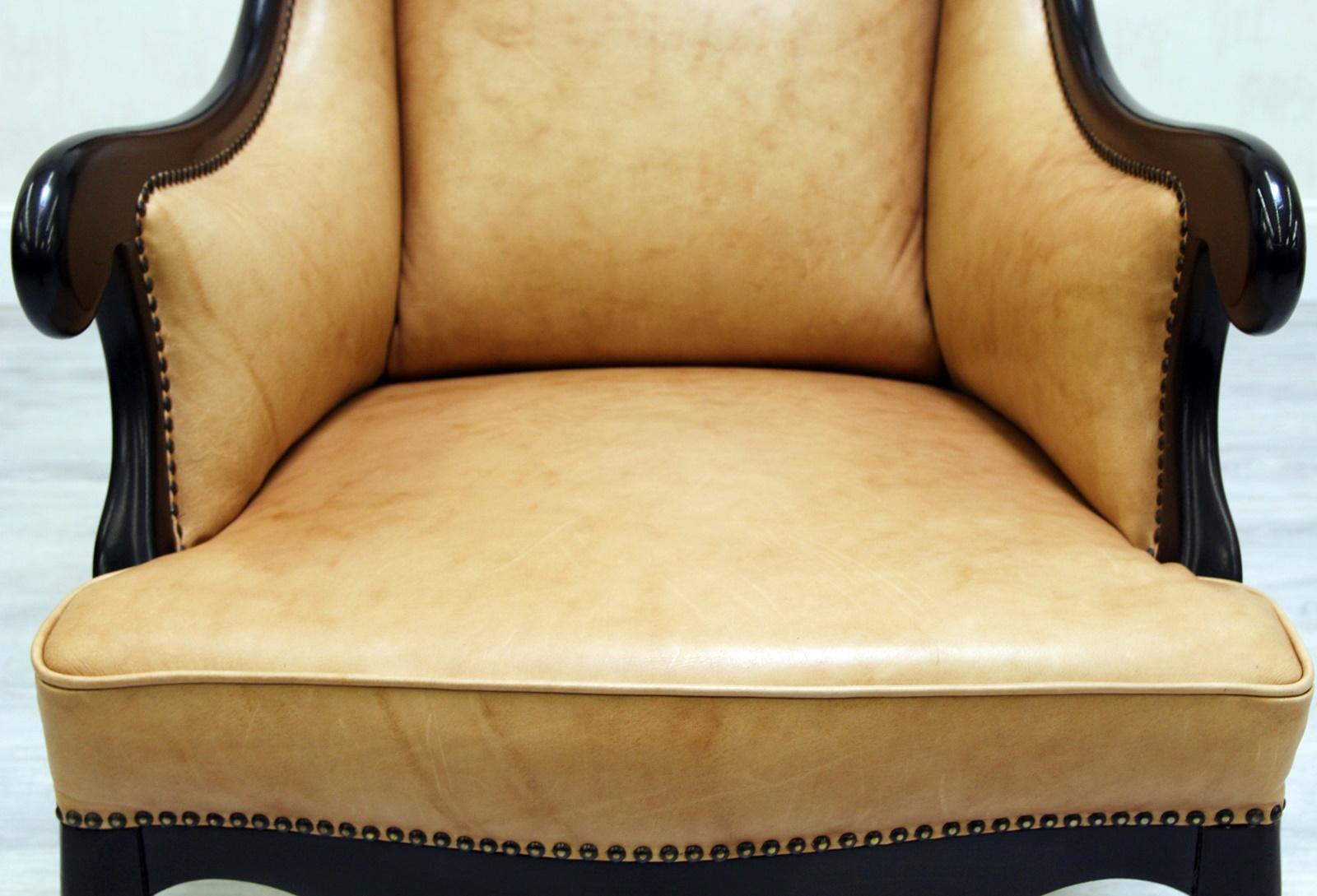 Chippendale Sessel aus echtem Leder.
Im Originaldesign und neu bezogen mit echtem Leder.

Zustand: Der Stuhl ist in einem sehr guten Zustand
Sessel.
Maße: Höhe x 112cm, Länge x 86cm, Tiefe x 85cm.
Die Polsterung ist in einem sehr guten Zustand