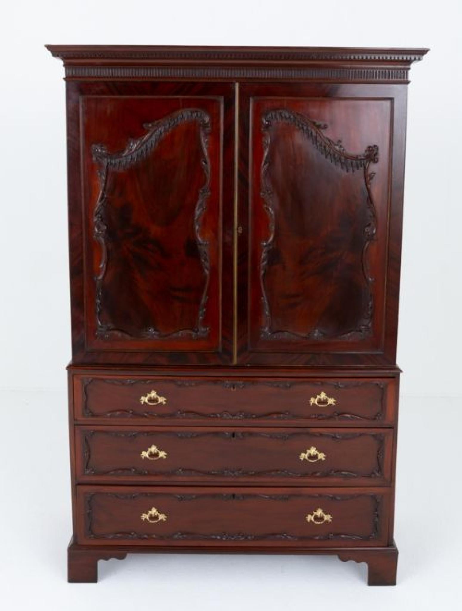 Armadio guardaroba Chippendale in mogano 1860 In condizioni buone in vendita a Potters Bar, GB