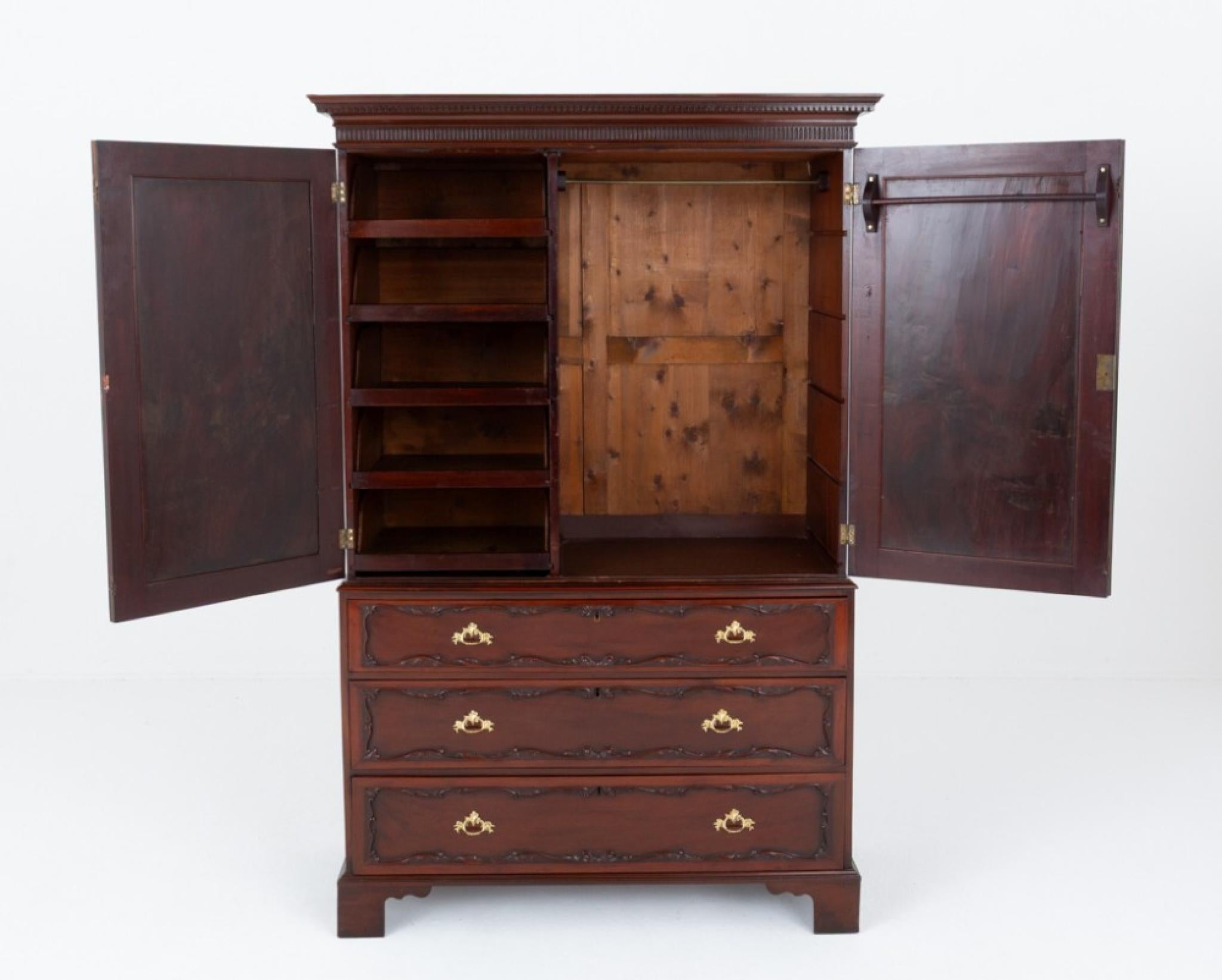 Metà XIX secolo Armadio guardaroba Chippendale in mogano 1860 in vendita