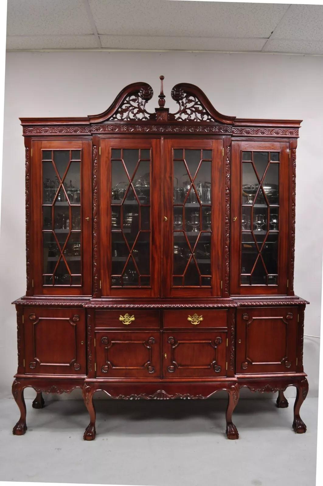 Vaisselier de style Chippendale en acajou sculpté de boules et de griffes par Baker of London. L'article se caractérise par une construction en bois d'acajou massif en deux parties, une quincaillerie en laiton massif, des serrures et des clés