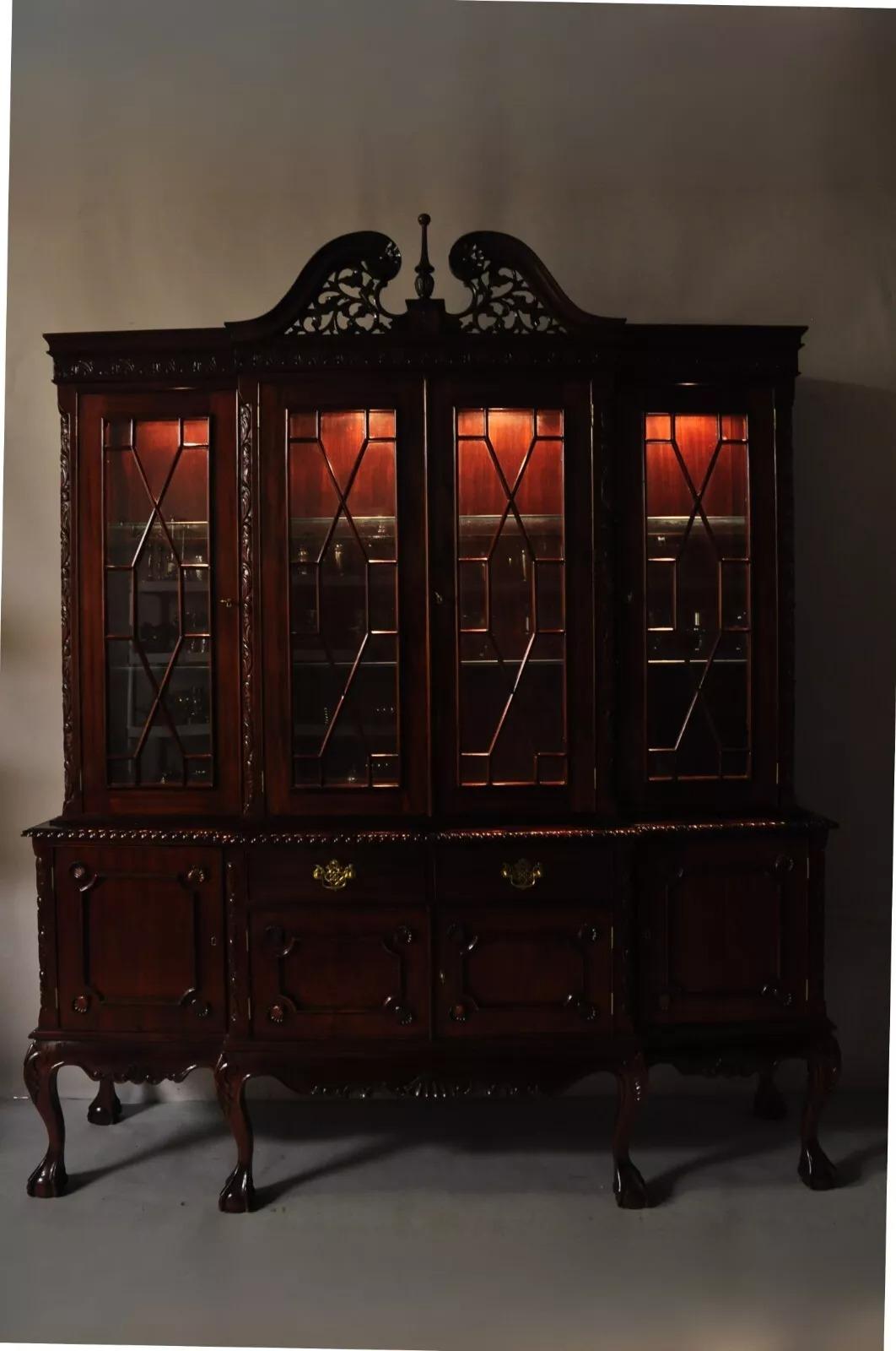 Inconnu Meuble de rangement Chippendale en acajou avec façade en forme de boule et de griffes par Baker of London en vente