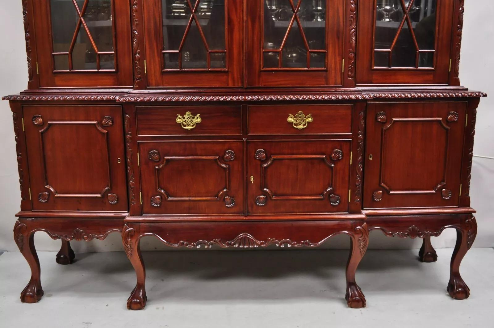 Verre Meuble de rangement Chippendale en acajou avec façade en forme de boule et de griffes par Baker of London en vente