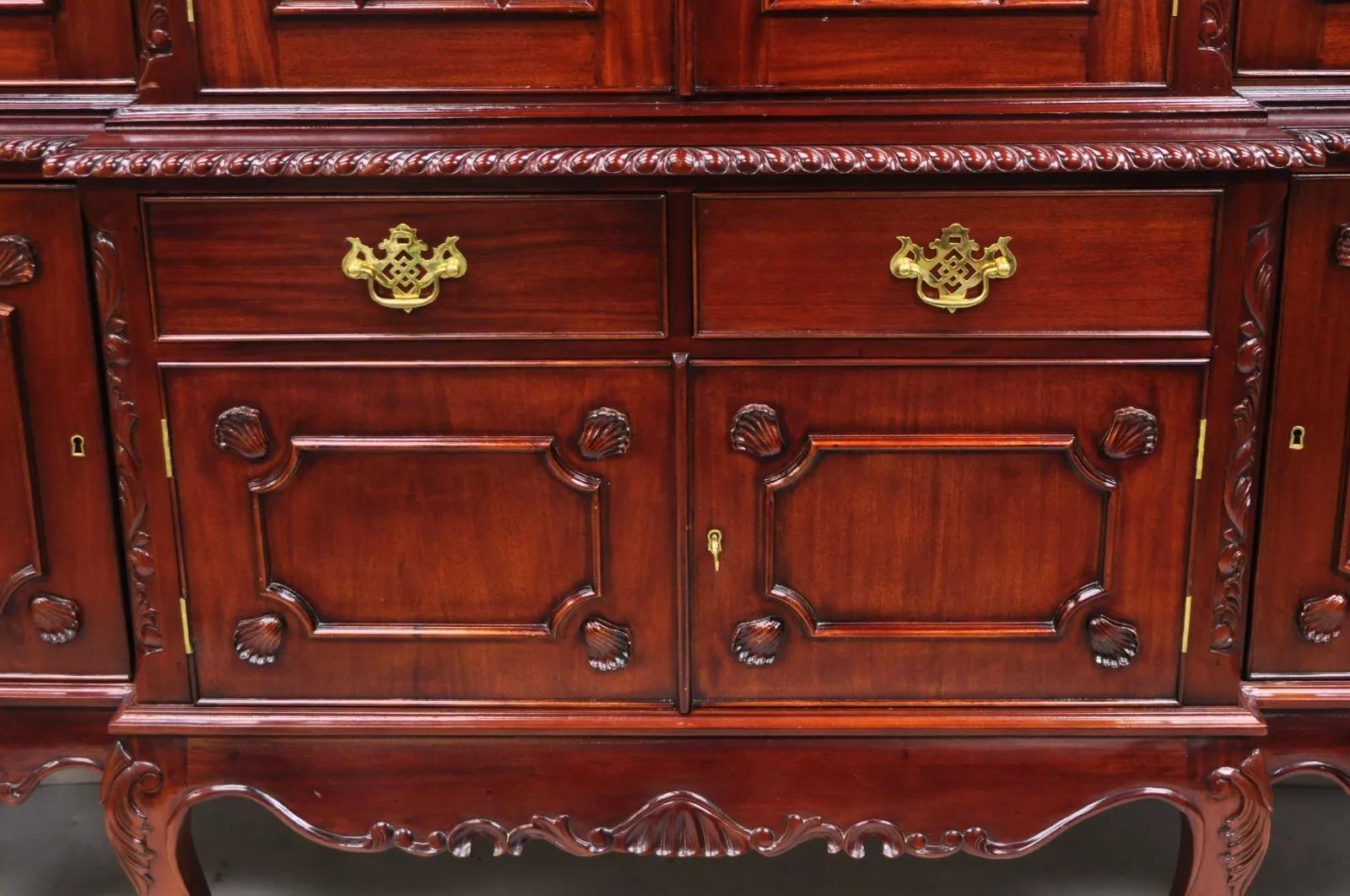 Meuble de rangement Chippendale en acajou avec façade en forme de boule et de griffes par Baker of London en vente 1