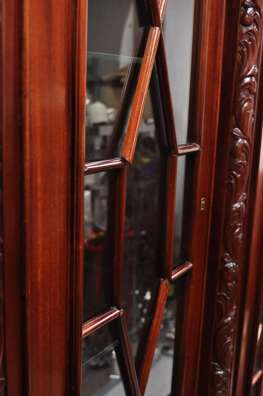 Meuble de rangement Chippendale en acajou avec façade en forme de boule et de griffes par Baker of London en vente 3