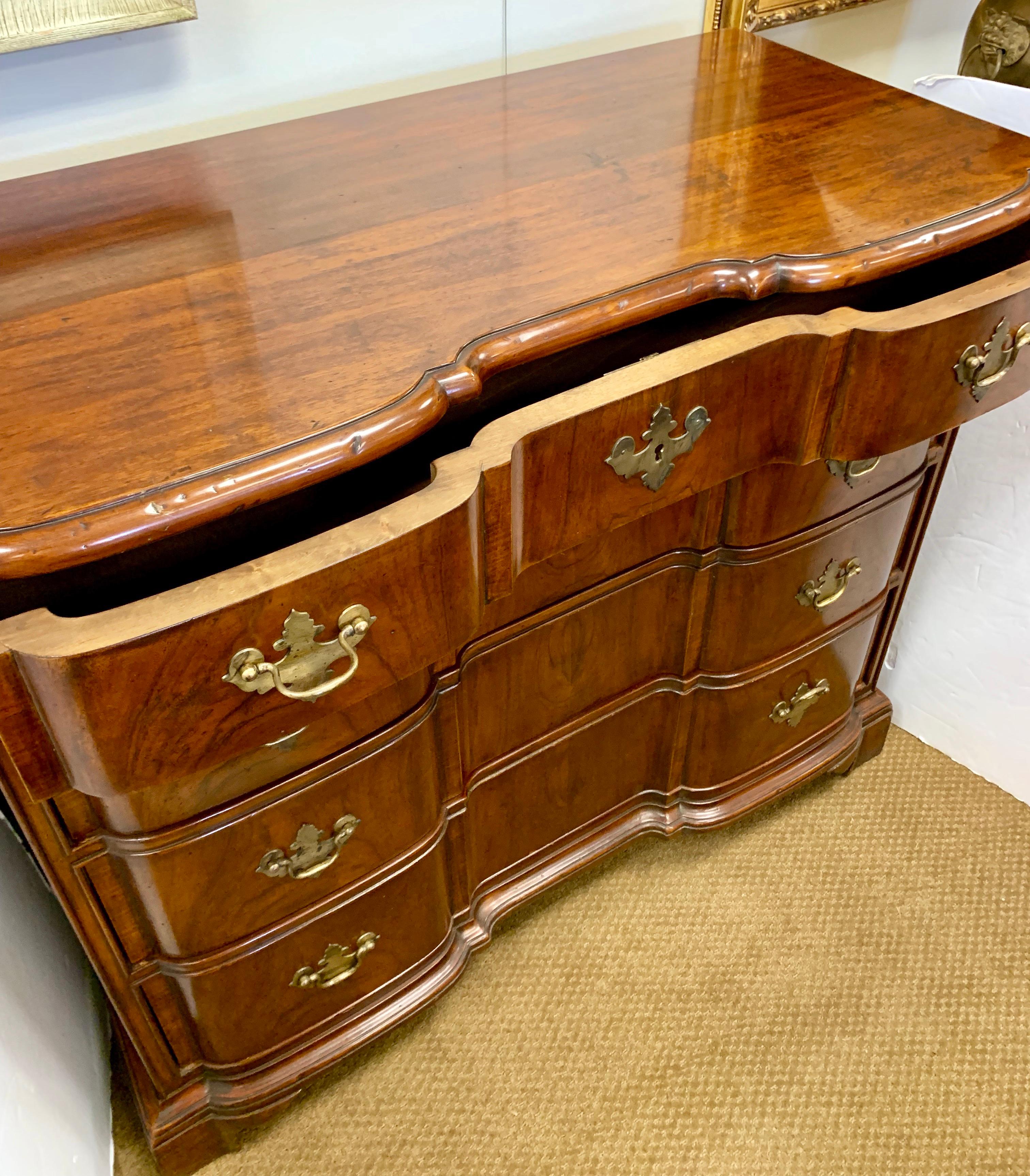 Chippendale Mahogany Block Front Chest of Drawers Chest Commode In Good Condition In West Hartford, CT