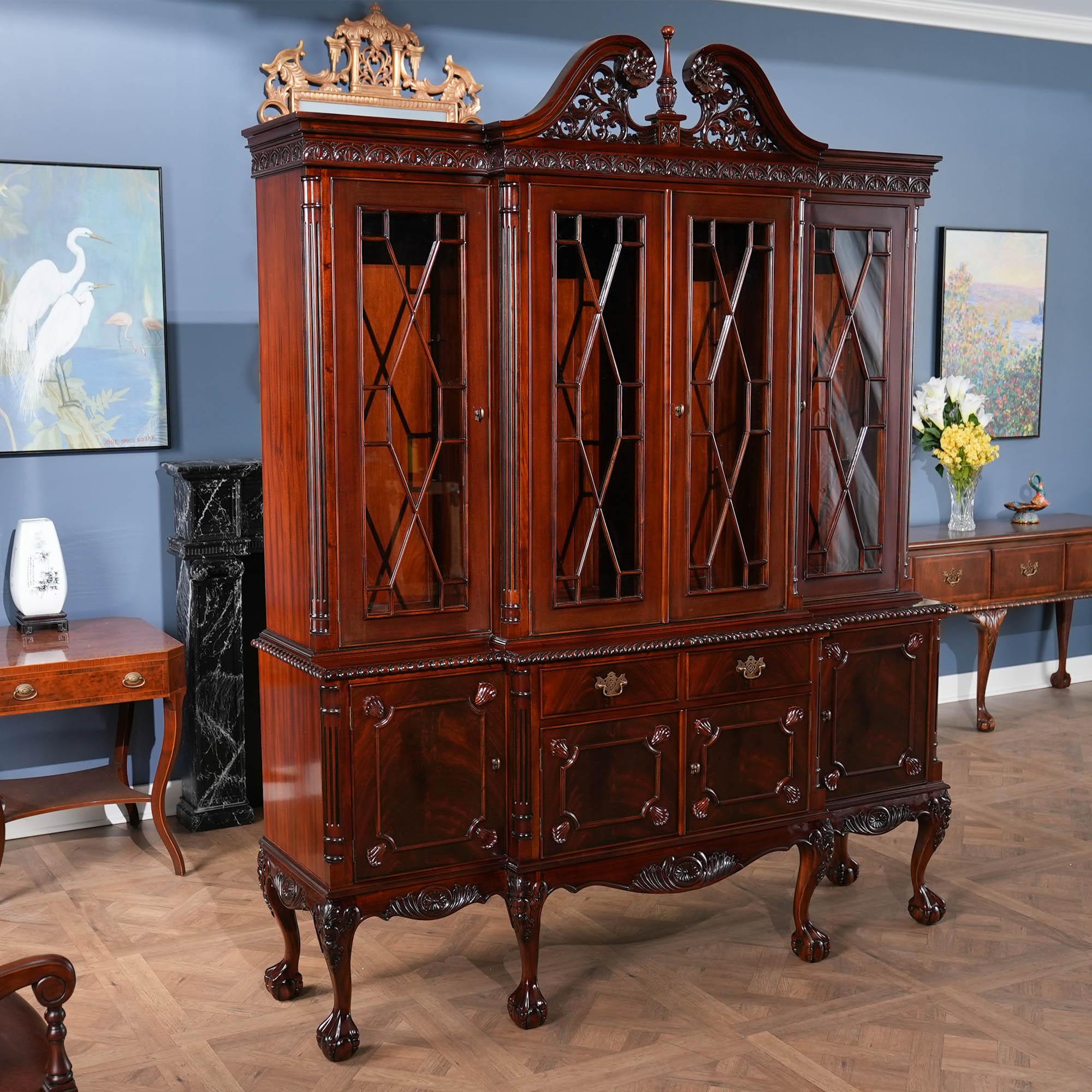 Chippendale Mahogany Breakfront In New Condition For Sale In Annville, PA