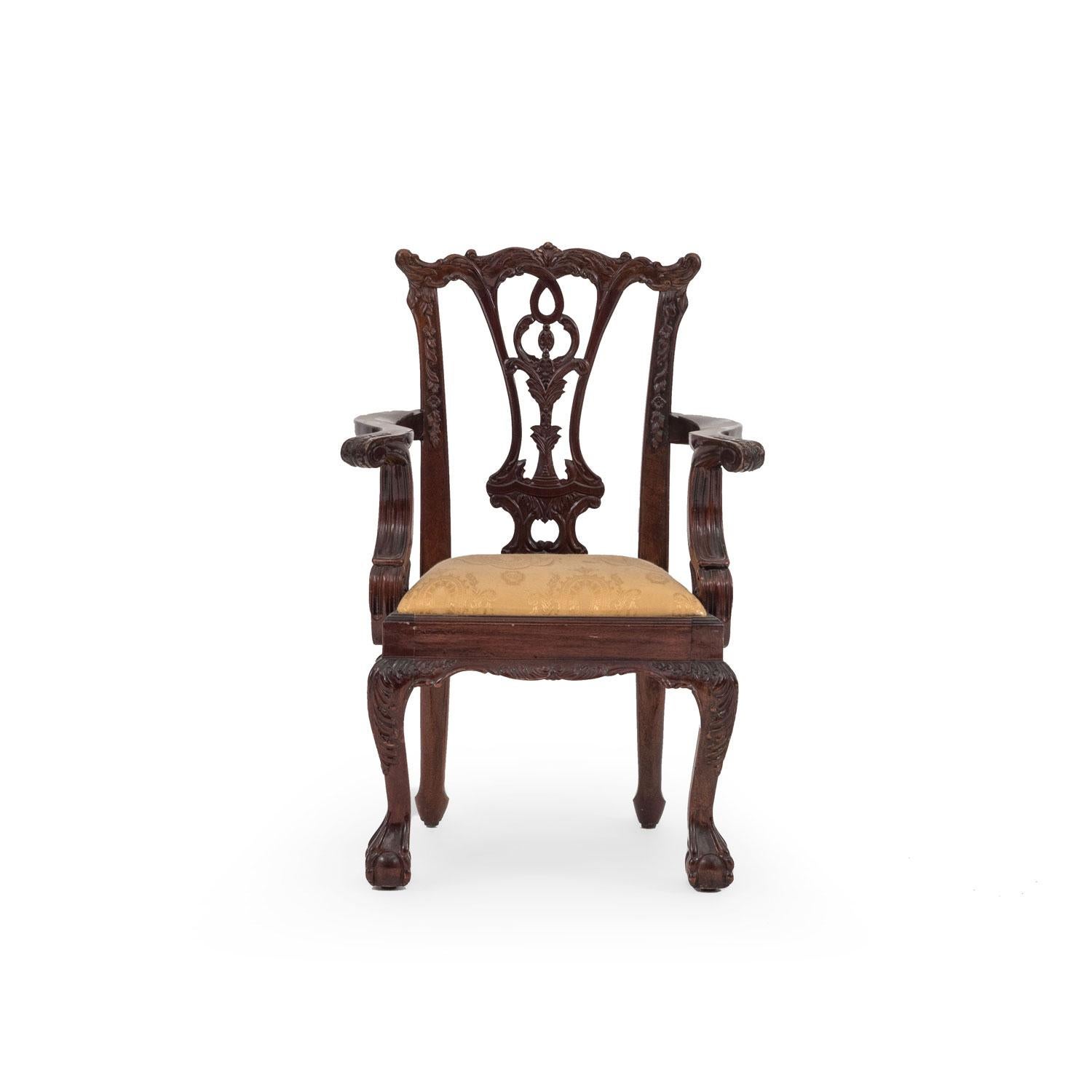 2 sillones de niño de caoba estilo Chippendale inglés (Siglo XX) con asientos deslizantes (1 dorado y 1 rosa adamascado) (PRECIADOS CADA UNO)