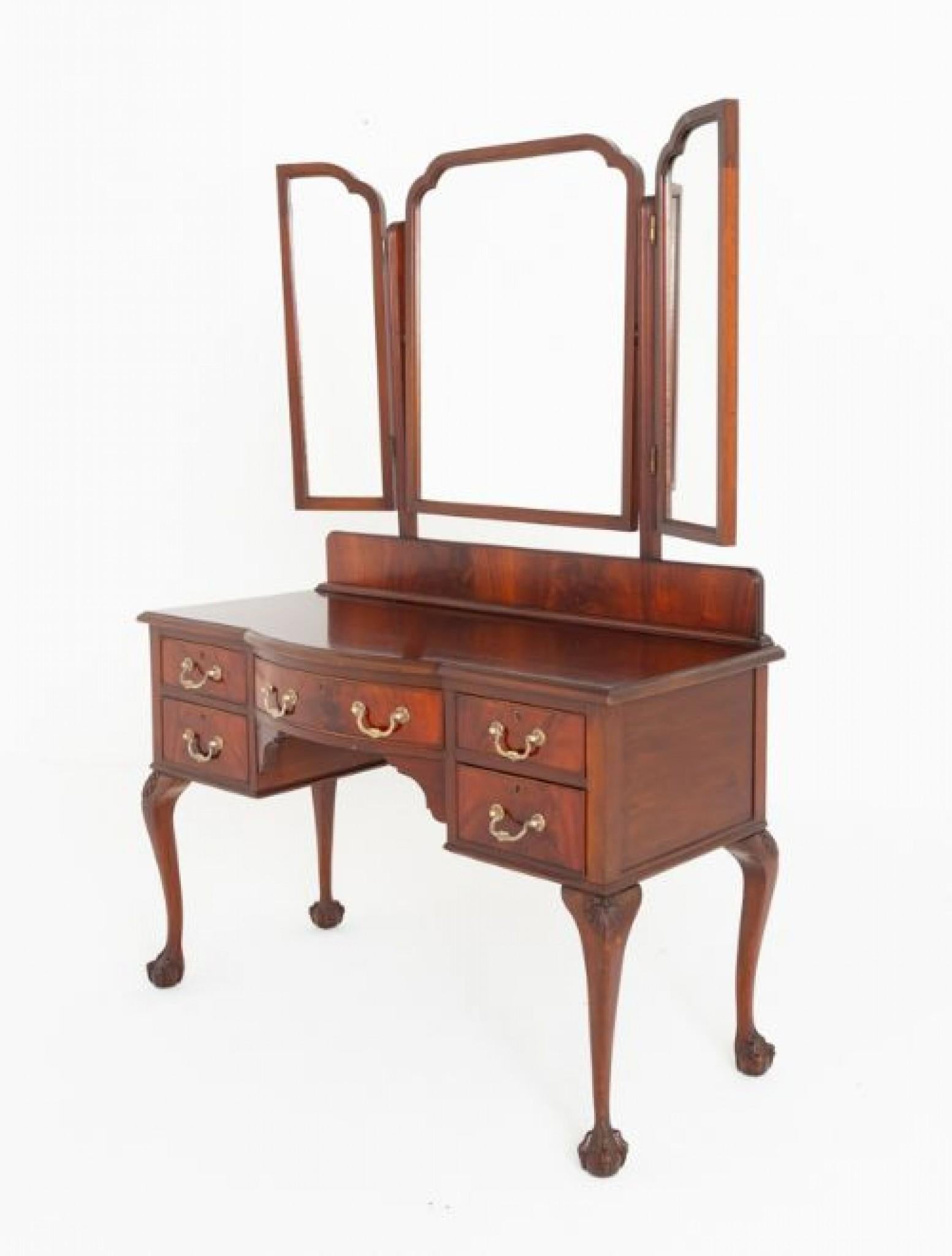 Table de toilette en acajou de style Chippendale.
Cette magnifique coiffeuse repose sur des pieds cabriole avec des pieds boule et griffe bien sculptés et des coquilles sculptées aux genoux.
Circa 1900
La coiffeuse est composée de 5 tiroirs en
