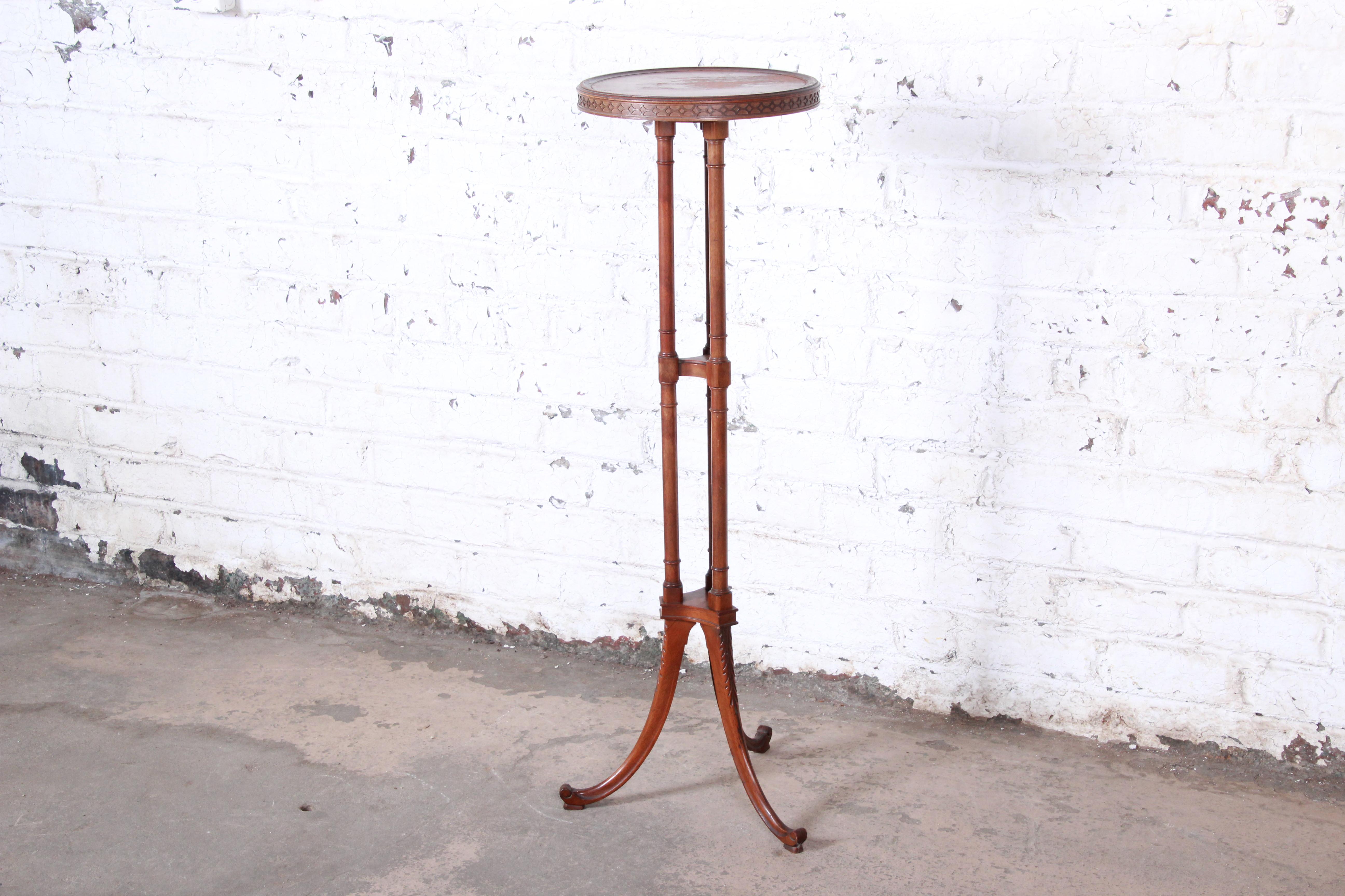 Vintage Chippendale style carved mahogany faux bamboo pedestal plant stand

Attributed to Baker Furniture

USA, circa 1970s

Measures: 14.13