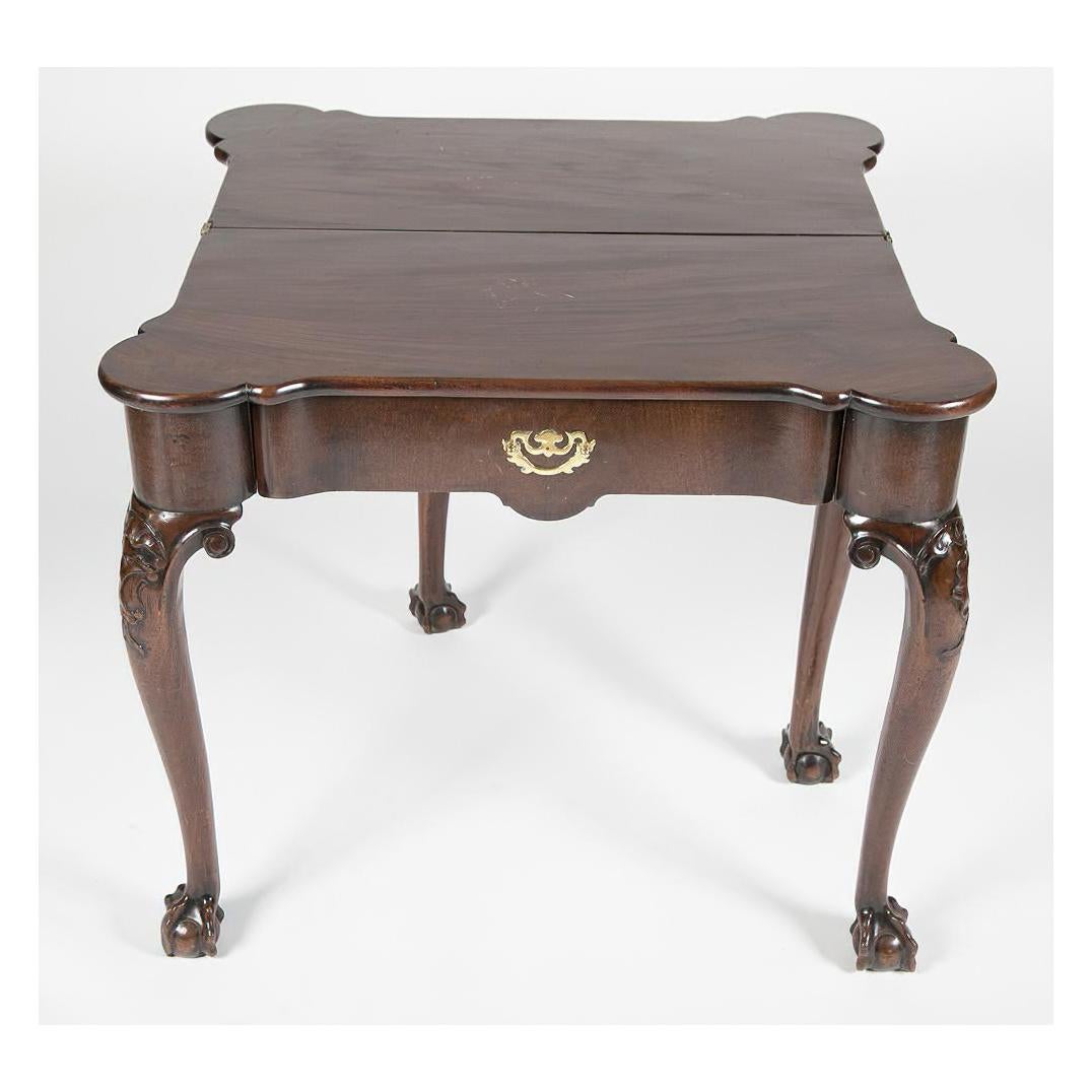 XVIIIe siècle Table de jeu en acajou de style Chippendale en vente
