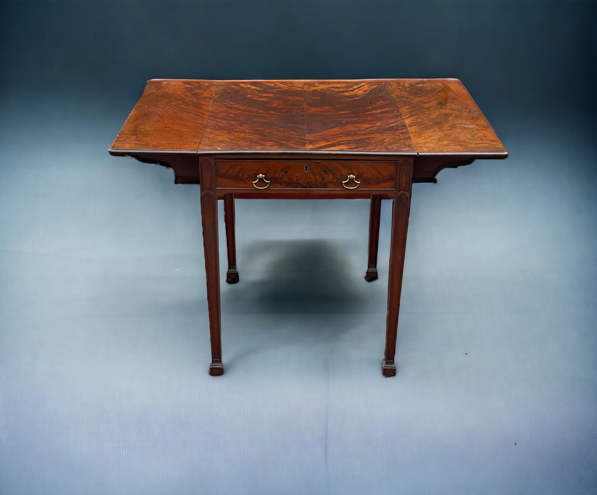 Chippendale mahogany Pembroke table. In Good Condition For Sale In Belfast, IE
