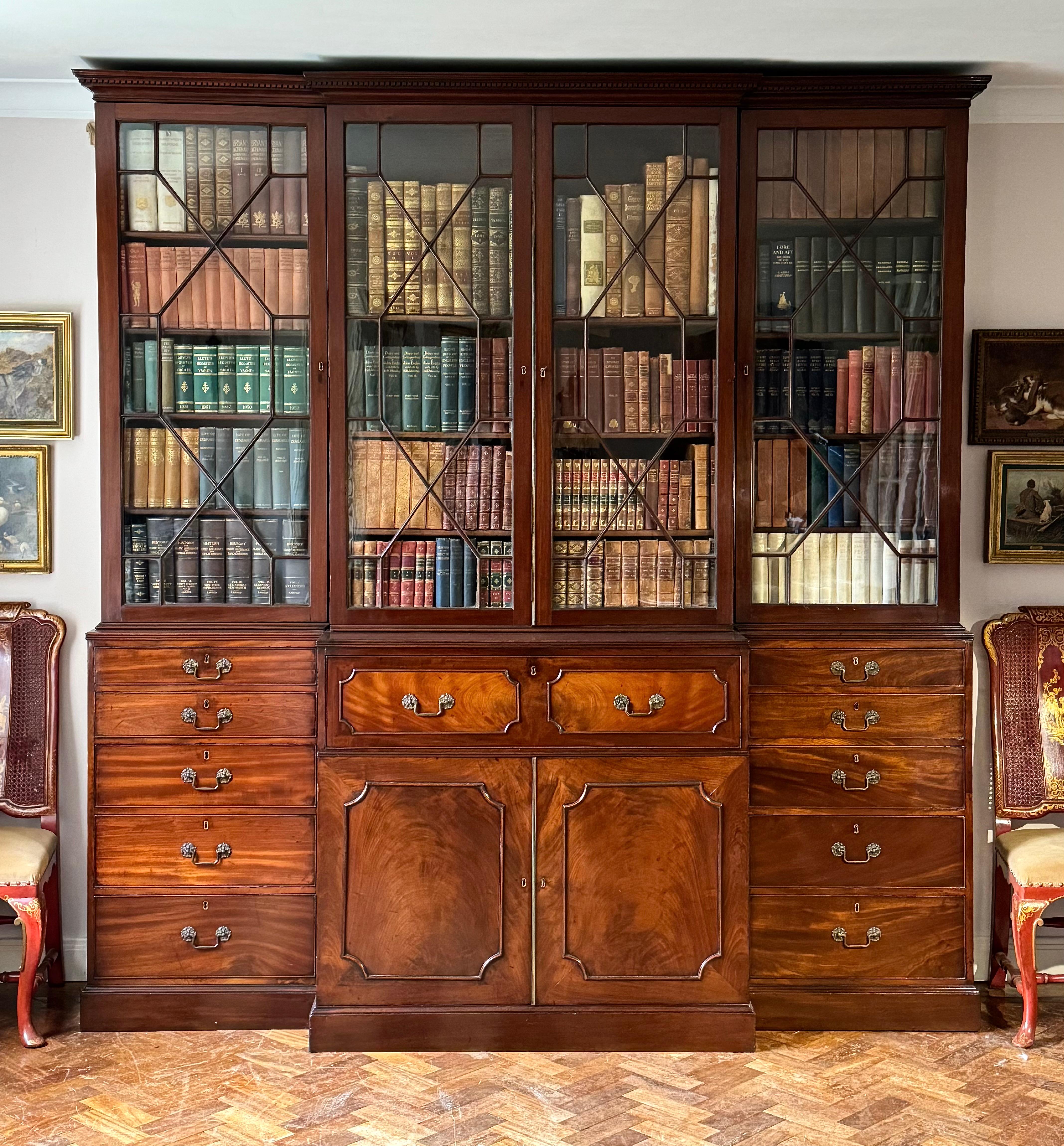 Chippendale Mahogany Secretaire Breakfront Library Bookcase in vendita 5