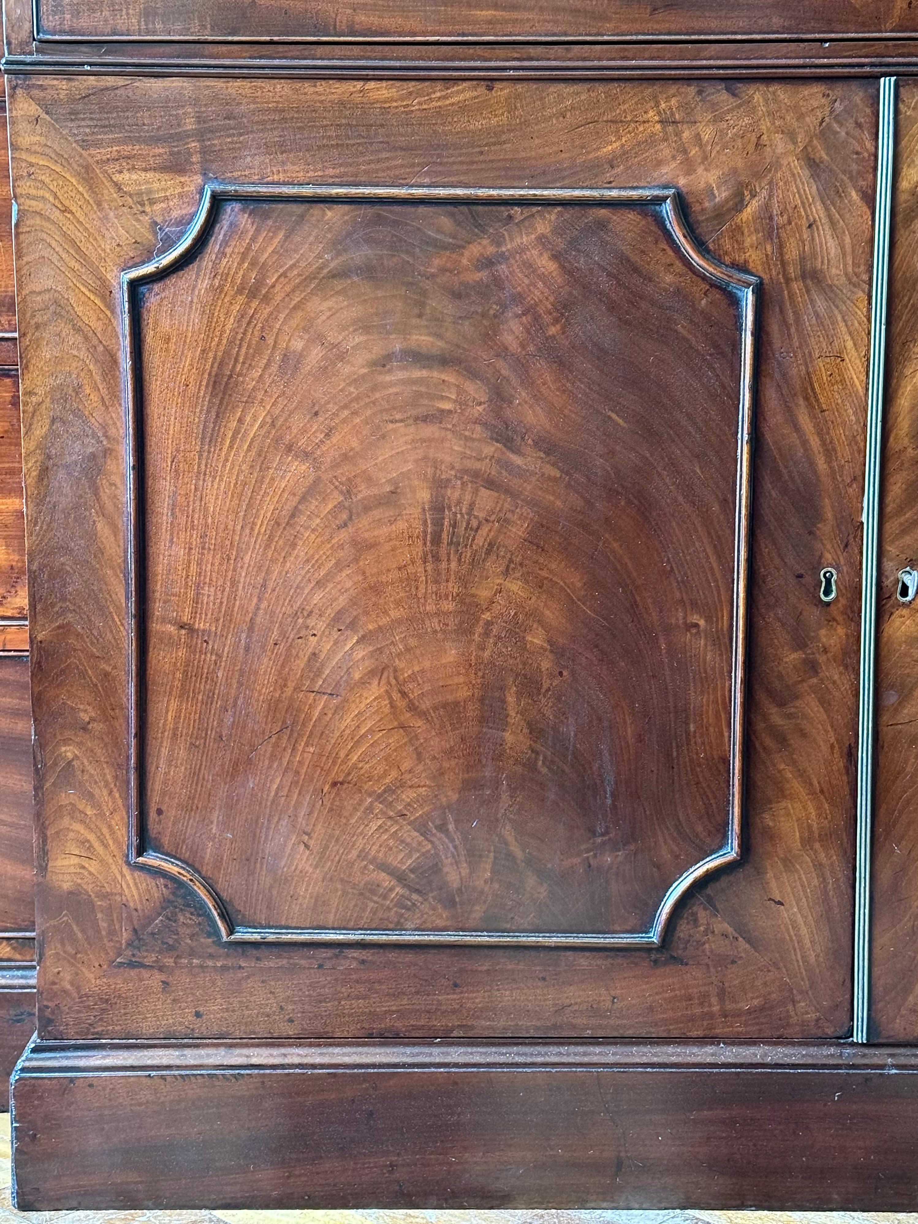 Chippendale Mahogany Secretaire Breakfront Library Bookcase in vendita 1