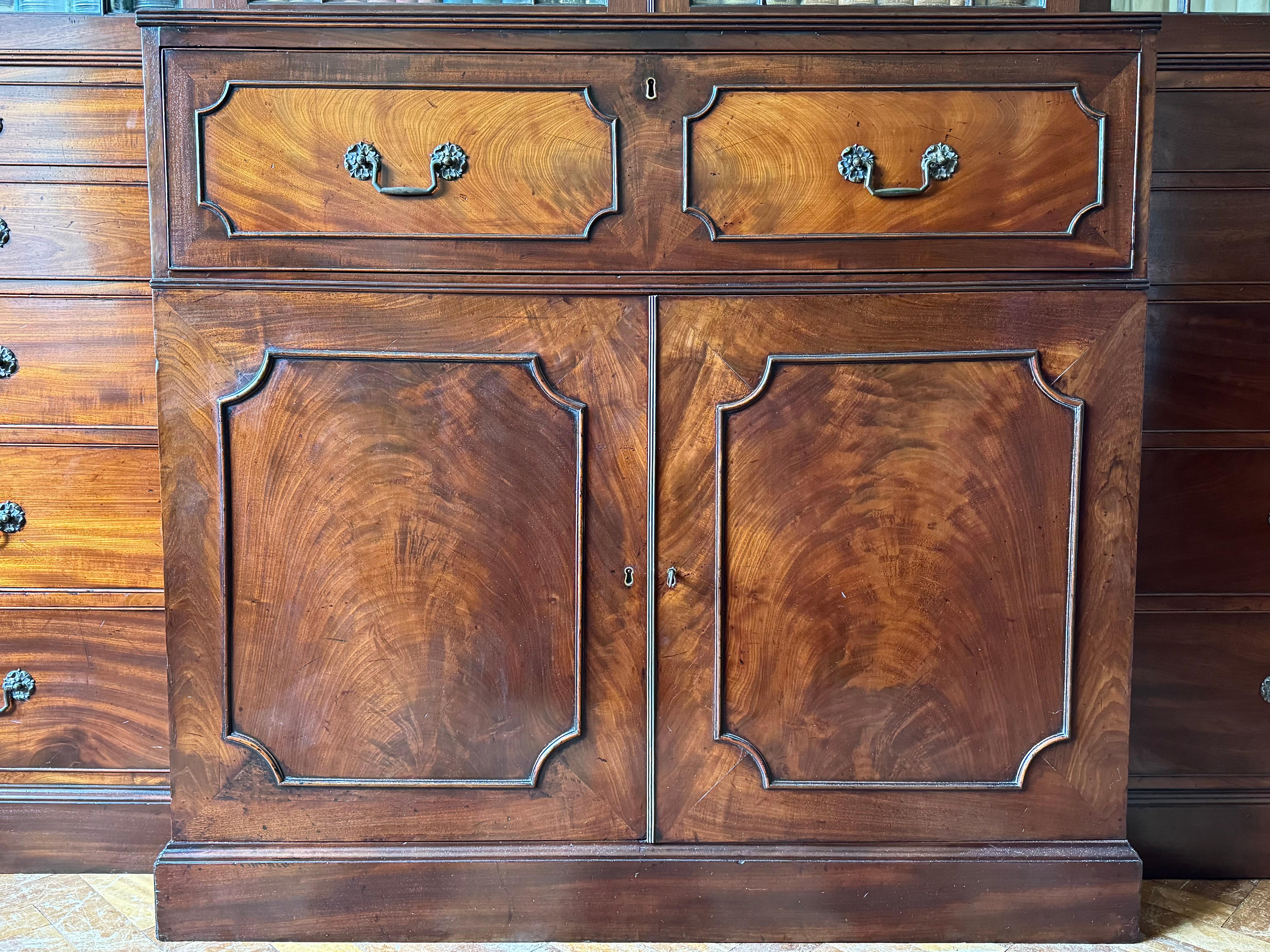 Chippendale Mahogany Secretaire Breakfront Library Bookcase in vendita 2