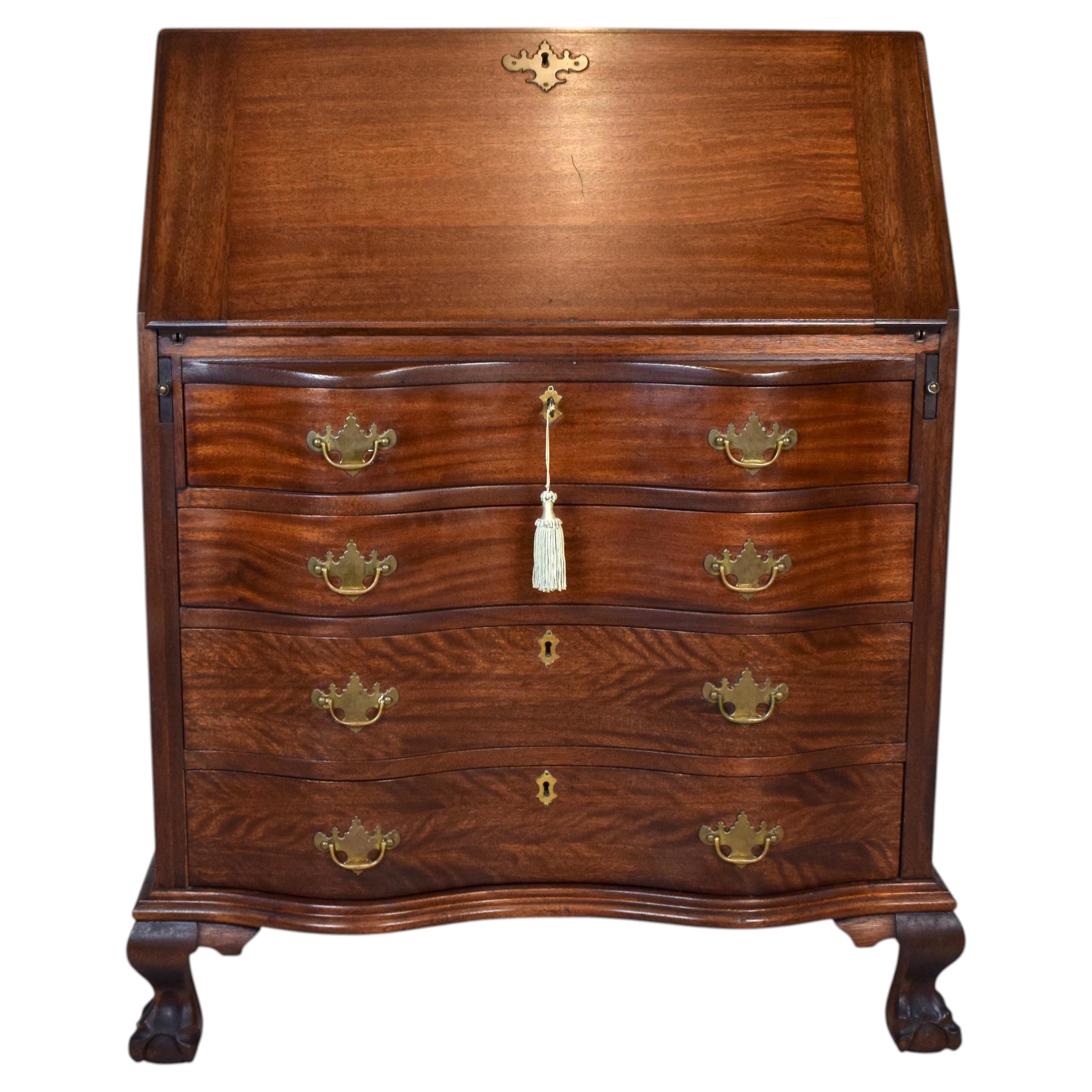 Bureau de style Chippendale en acajou à plateau incliné, années 1920