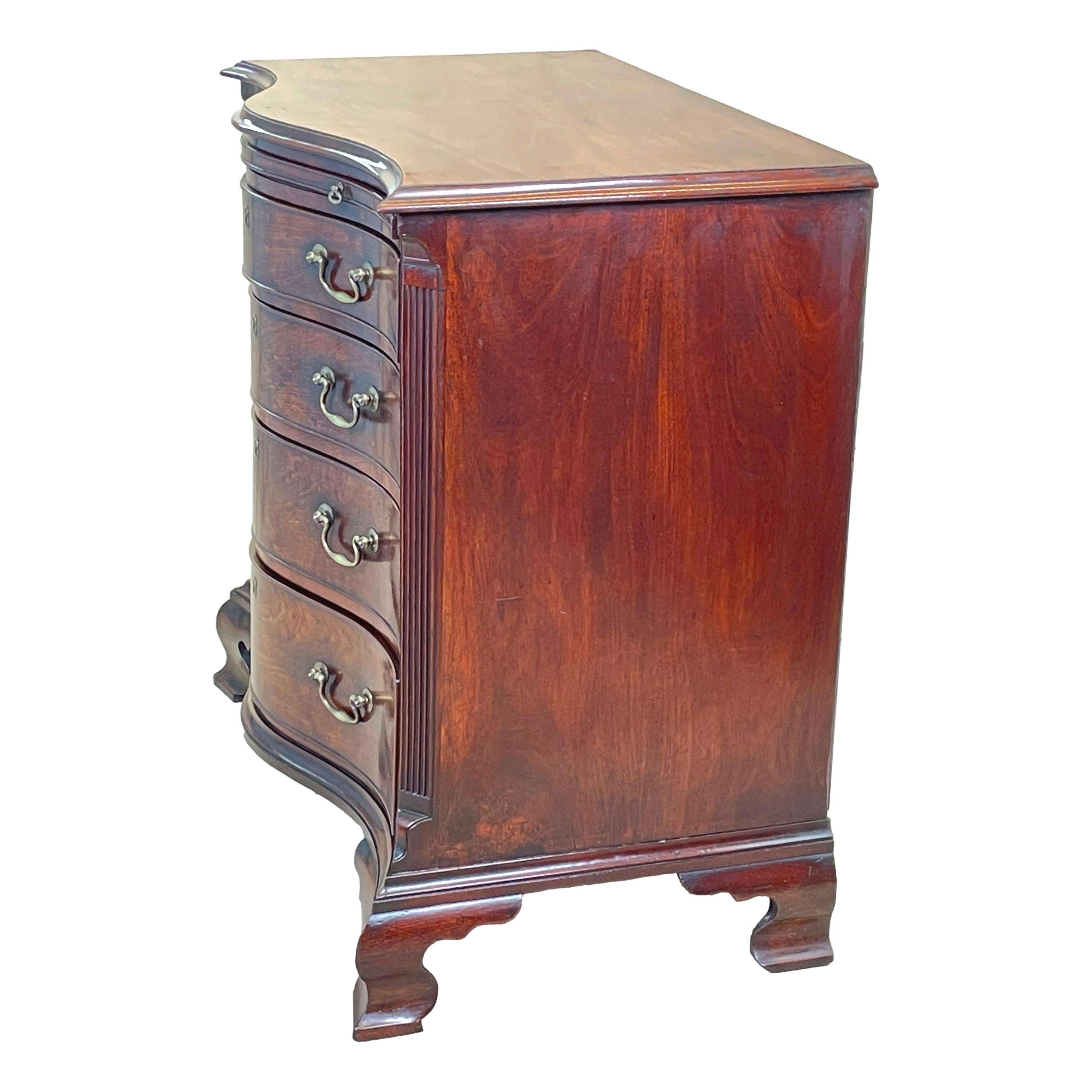 Chippendale Mahogany Serpentine Chest In Good Condition In Bedfordshire, GB