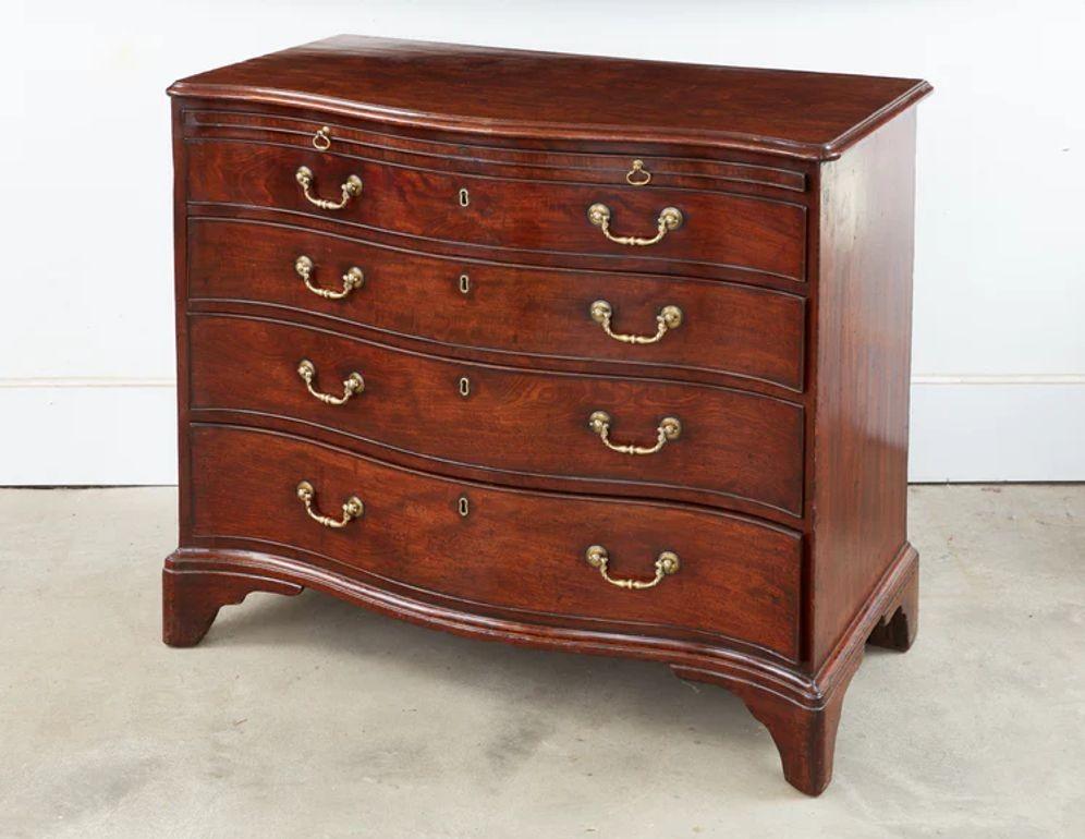 Commode serpentine Chippendale en acajou