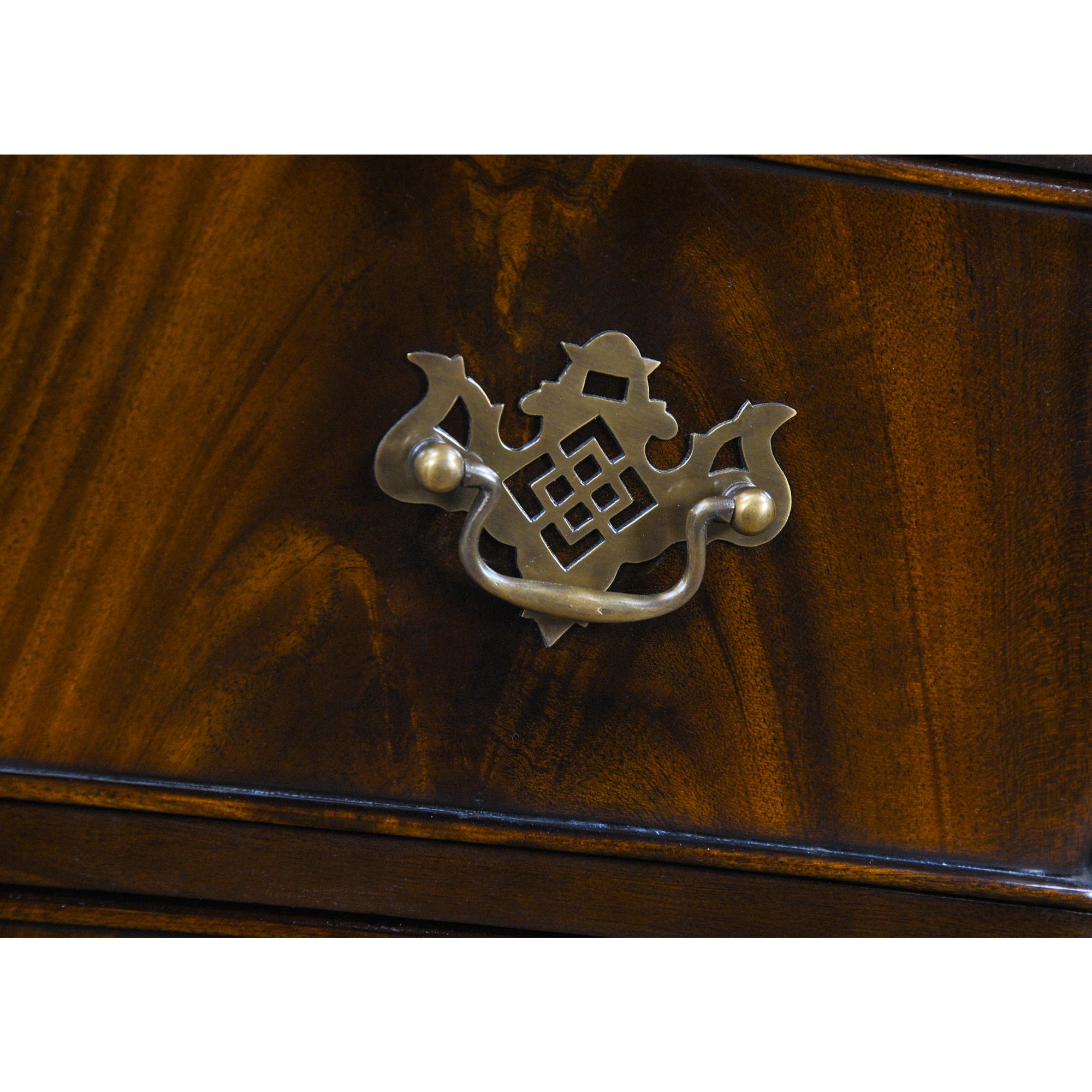 Comò triplo in mogano Chippendale in vendita 2