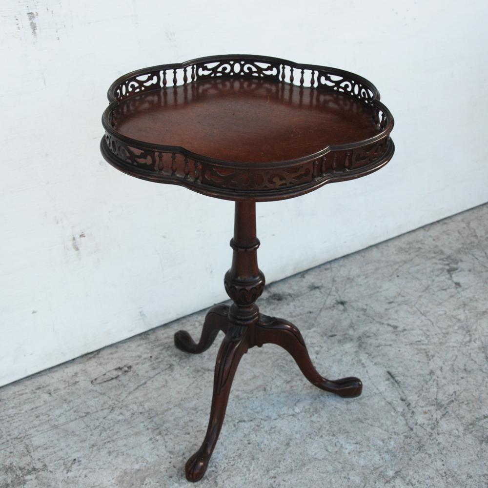 Georgian Chippendale Mahogany Tripod Table with Decorative Gallery Edge For Sale