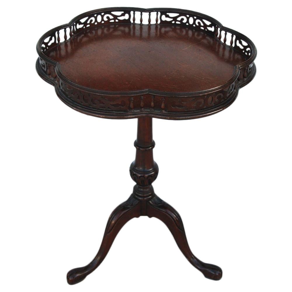 Chippendale Mahagoni-Dreibein-Tisch mit dekorativer Galeriekante