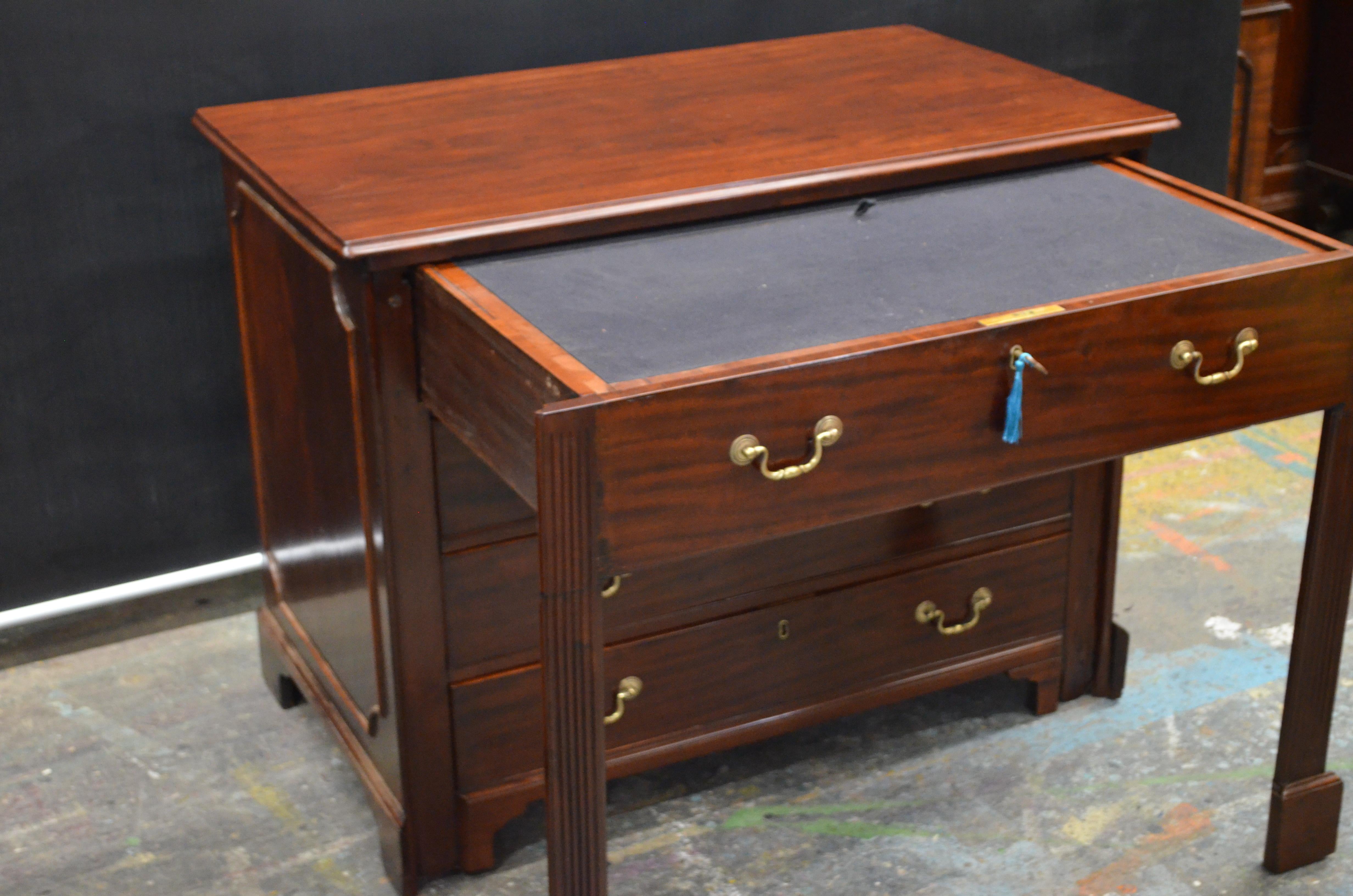 Chippendale Metamorphic Chest with Pull Out Writing Desk, 18th Century For Sale 3