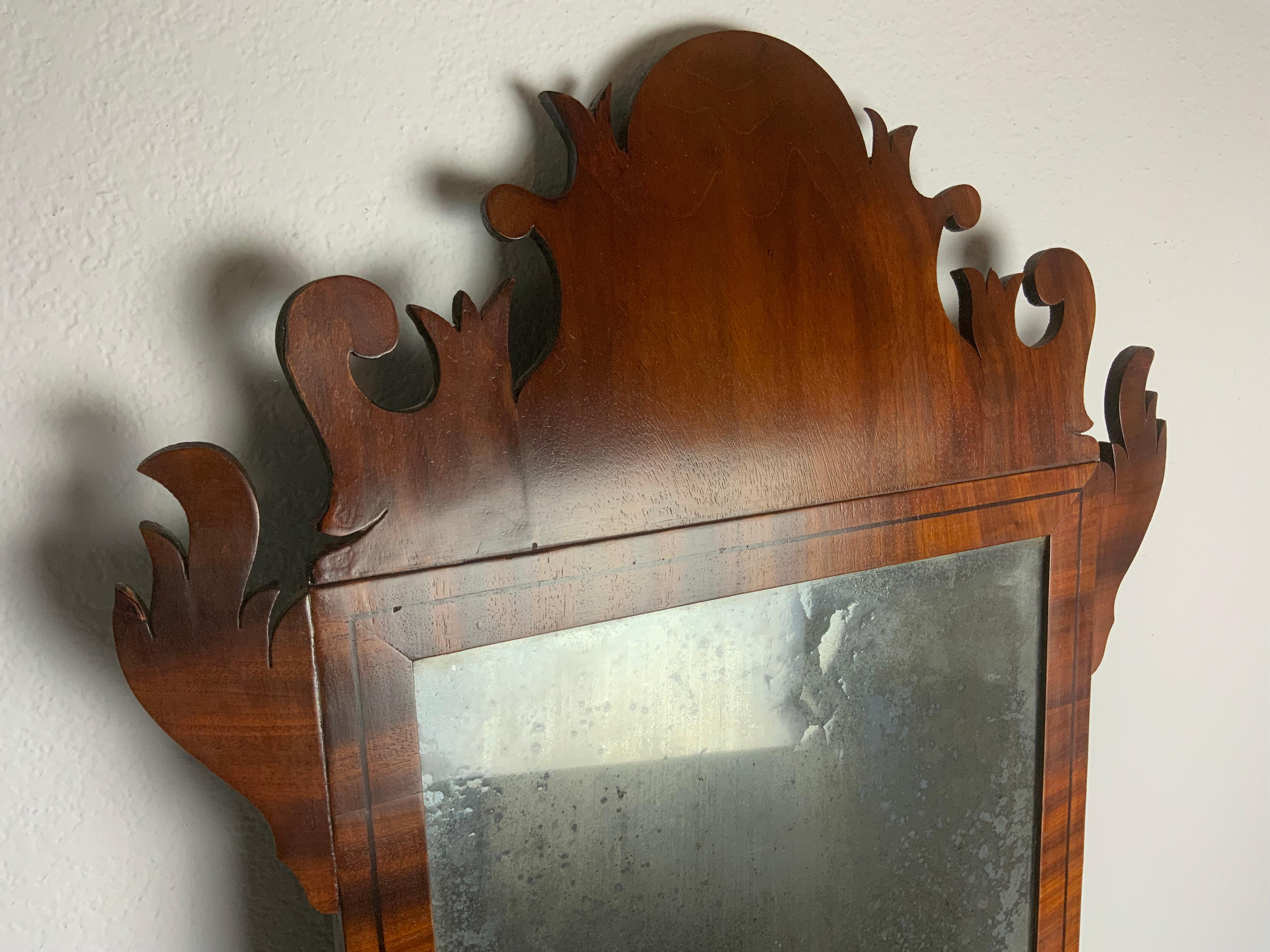 Bello specchio Chippendale della metà o della fine del XVIII secolo con superficie rifinita.  Sembra essere il vetro smerigliato originale. Impiallacciatura in mogano a fasce incrociate con intarsio di corde in ebano e legno secondario di pino. 