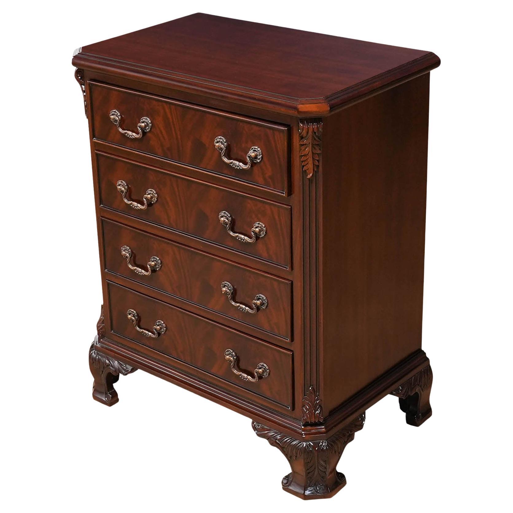 Chippendale-Nachttisch im Angebot