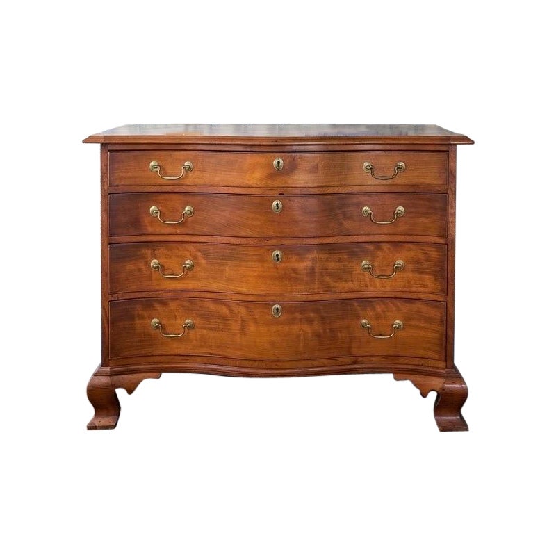 Cassettone Chippendale Oxbow, legno di ciliegio, XVIII secolo