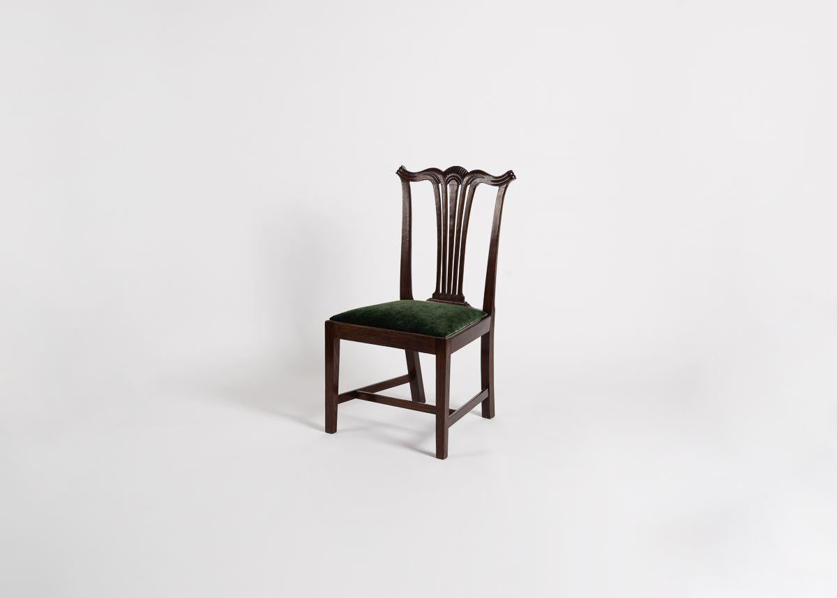 Une paire de chaises d'appoint Chippendale avec des sièges géométriques simples et d'élégants dossiers harpés sculptés en chêne.