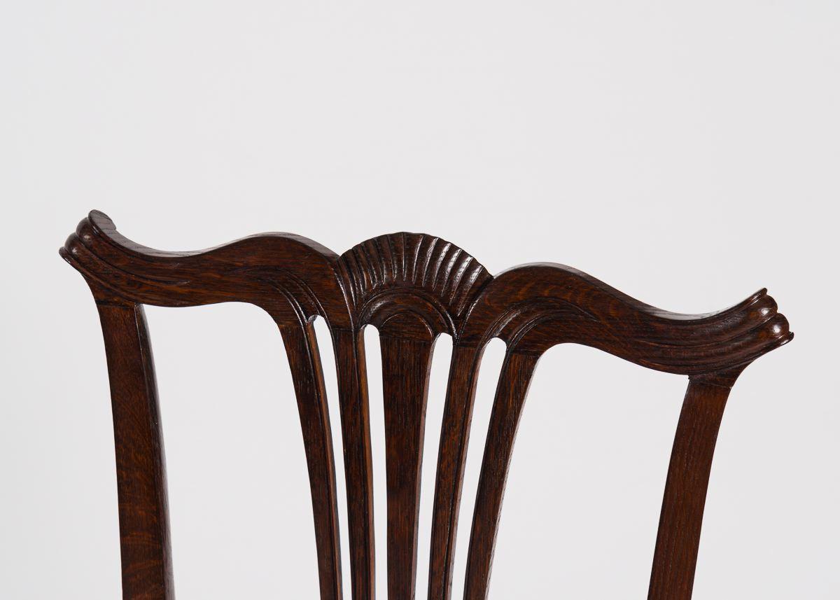 Tissu d'ameublement Chippendale:: Paire de chaises d'appoint en chêne sculpté:: Angleterre:: fin du 18ème siècle en vente
