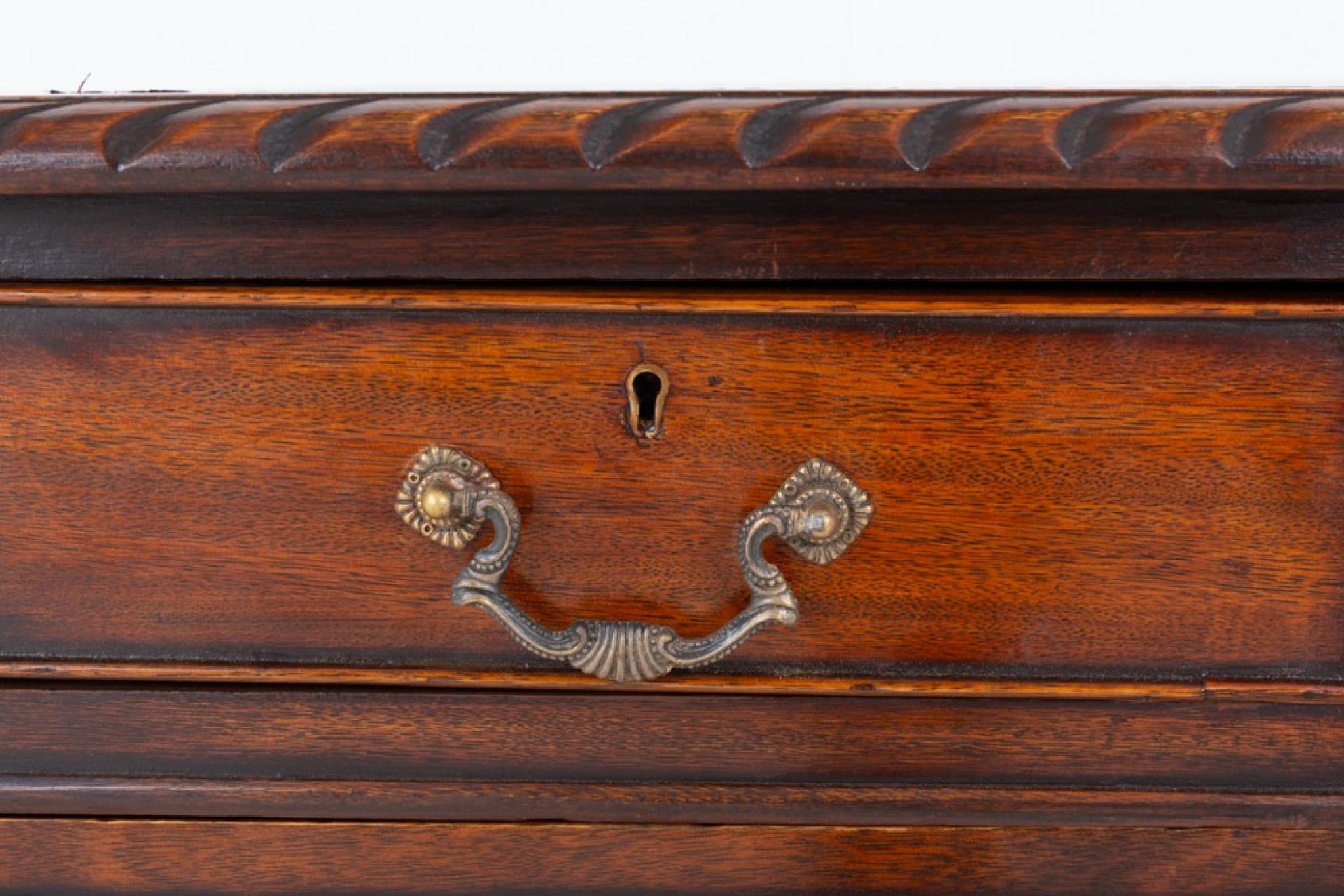 Scrivania a piedistallo Chippendale Tavolo da scrittura in mogano In condizioni buone in vendita a Potters Bar, GB