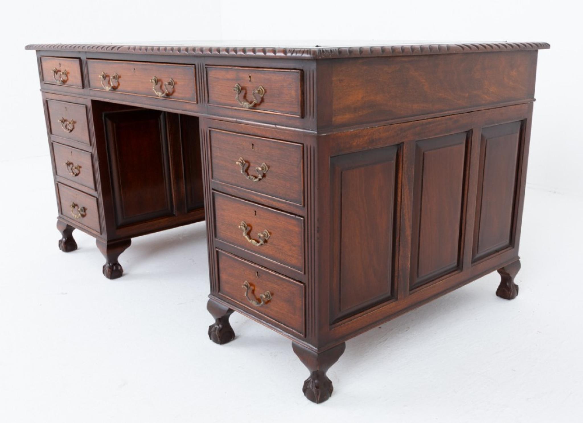 Inizio XX secolo Scrivania a piedistallo Chippendale Tavolo da scrittura in mogano in vendita