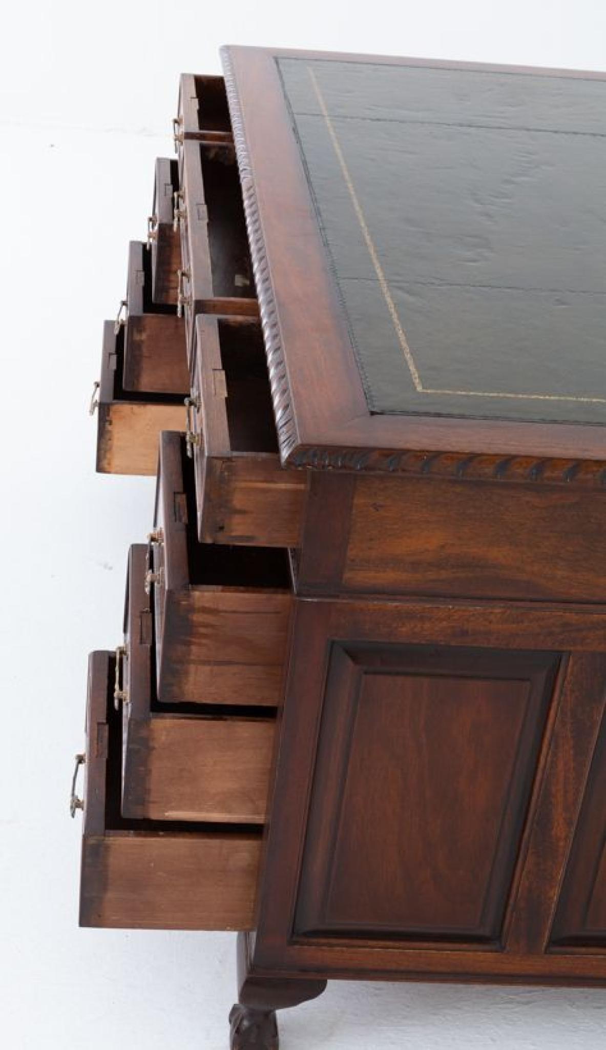 Mogano Scrivania a piedistallo Chippendale Tavolo da scrittura in mogano in vendita