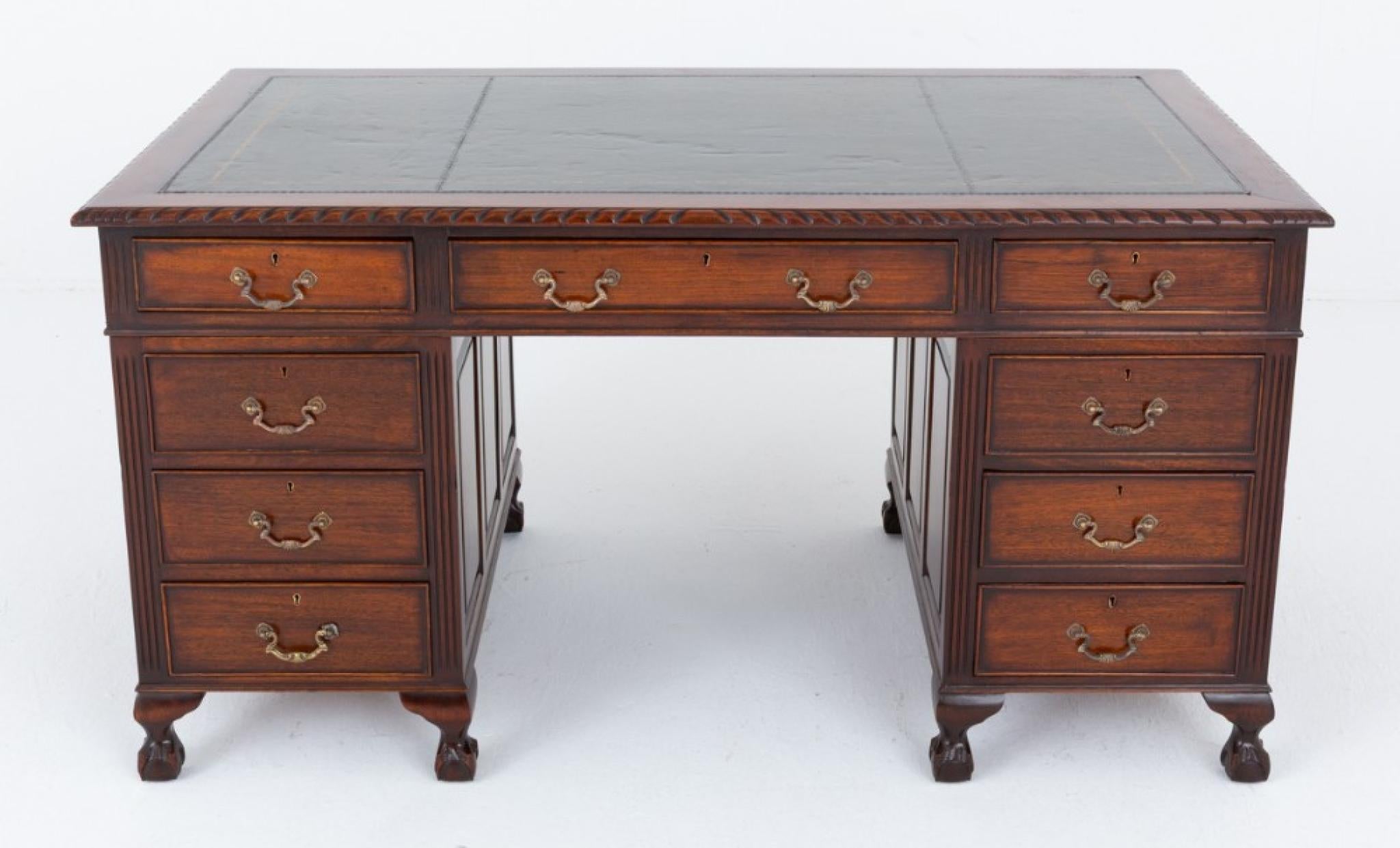 Scrivania a piedistallo Chippendale Tavolo da scrittura in mogano in vendita 1
