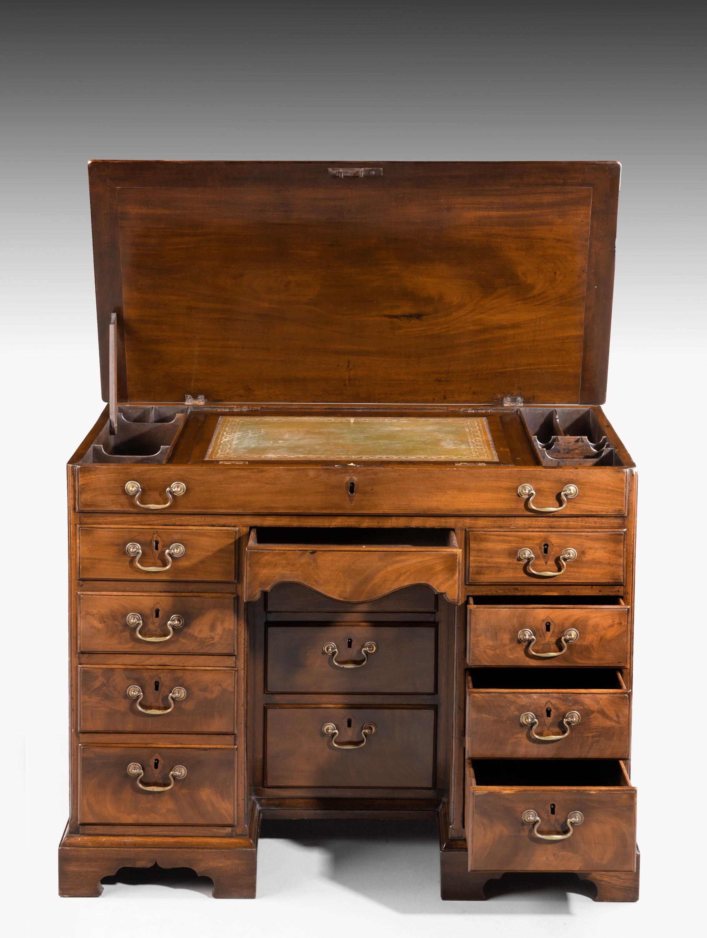 Chippendale Period Kneehole Desk or Dressing Table In Good Condition In Peterborough, Northamptonshire