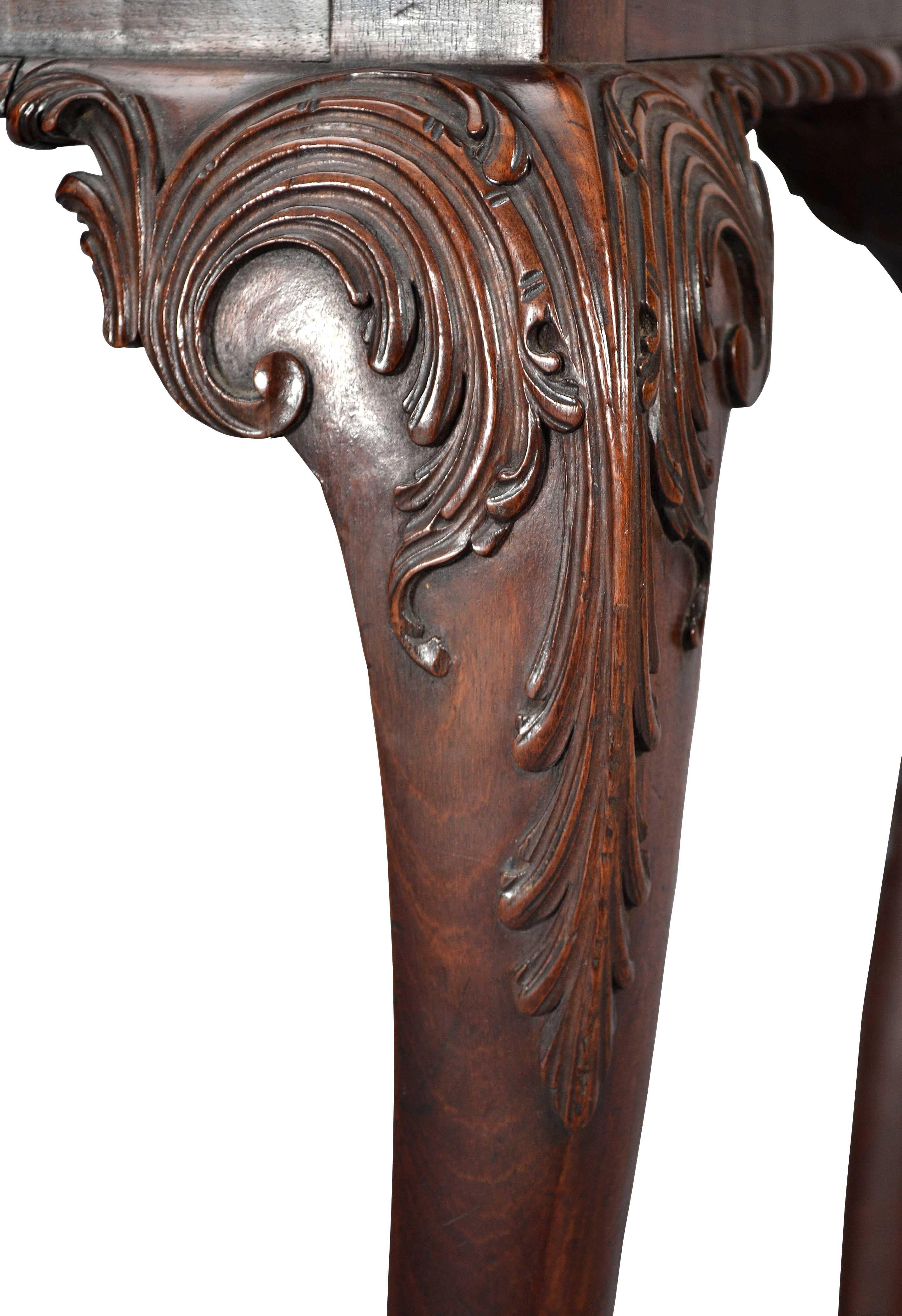 Table à cartes en acajou d'époque Chippendale avec plateau en forme de serpentin. Elle repose sur quatre pieds cabrioles qui sont finement sculptés de motifs de feuilles d'acanthe sur les genoux et se terminent par des pieds en forme de boule et de