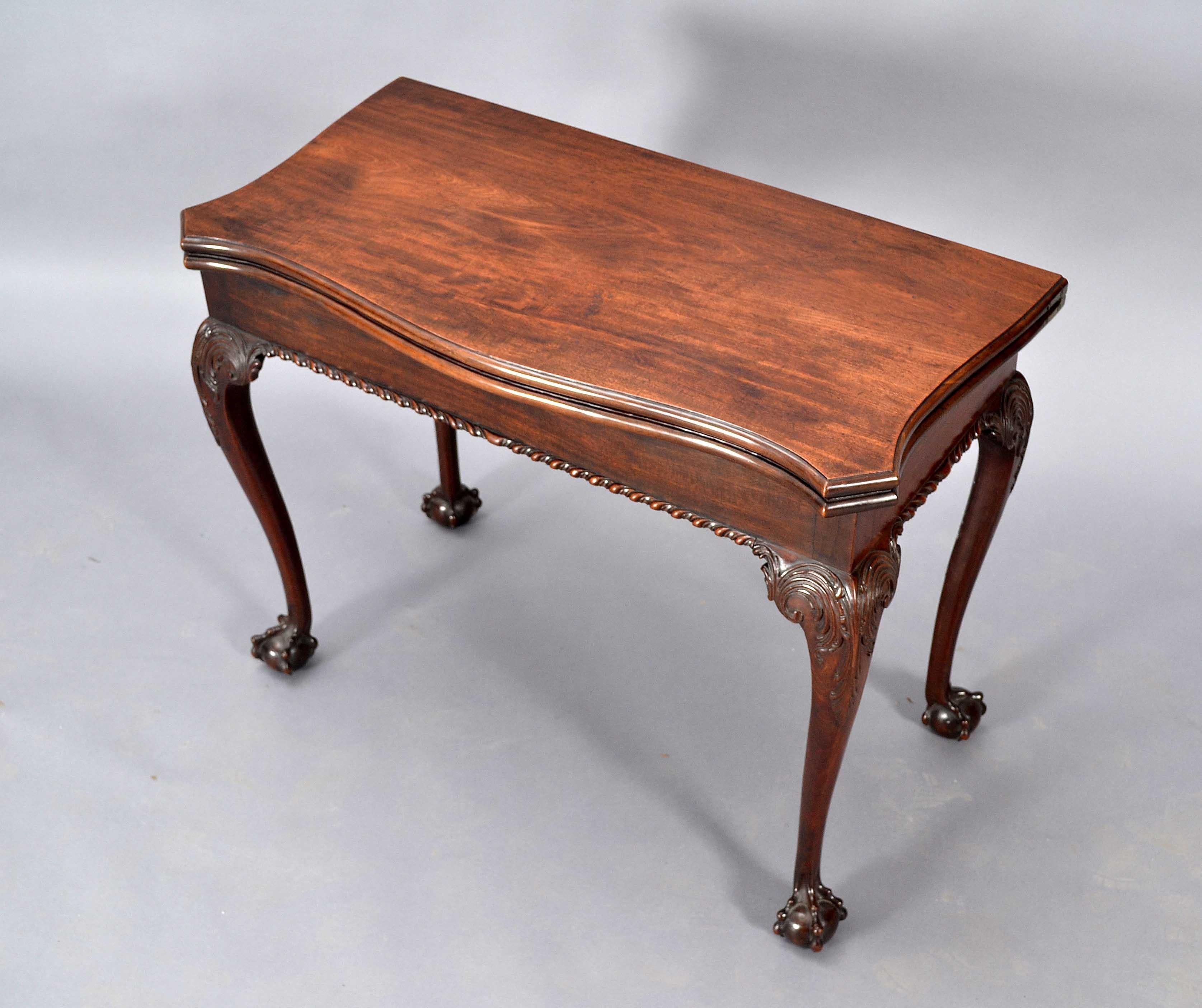 George III Table à cartes d'époque Chippendale en acajou avec pieds Ball and Claw en vente
