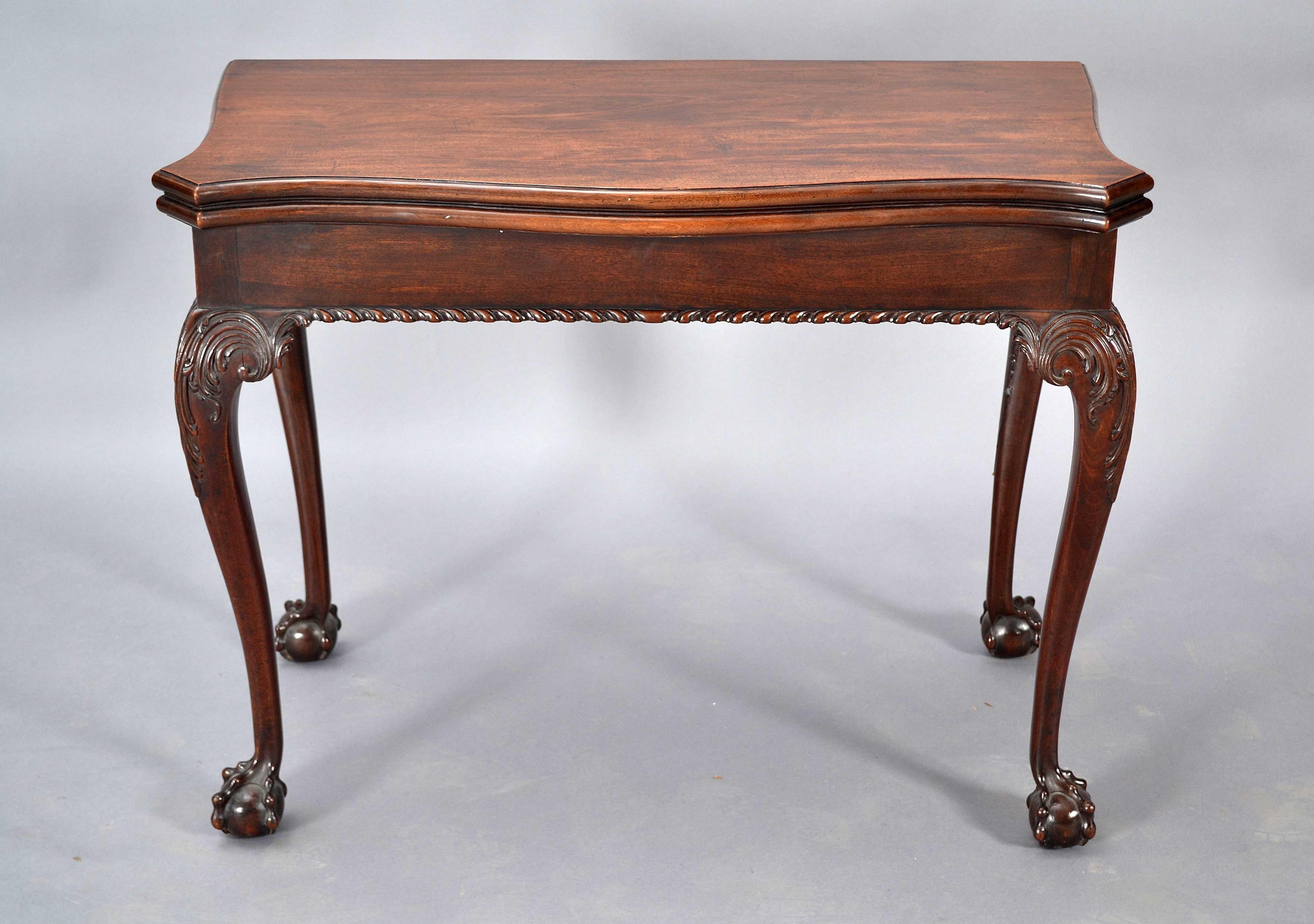 Anglais Table à cartes d'époque Chippendale en acajou avec pieds Ball and Claw en vente