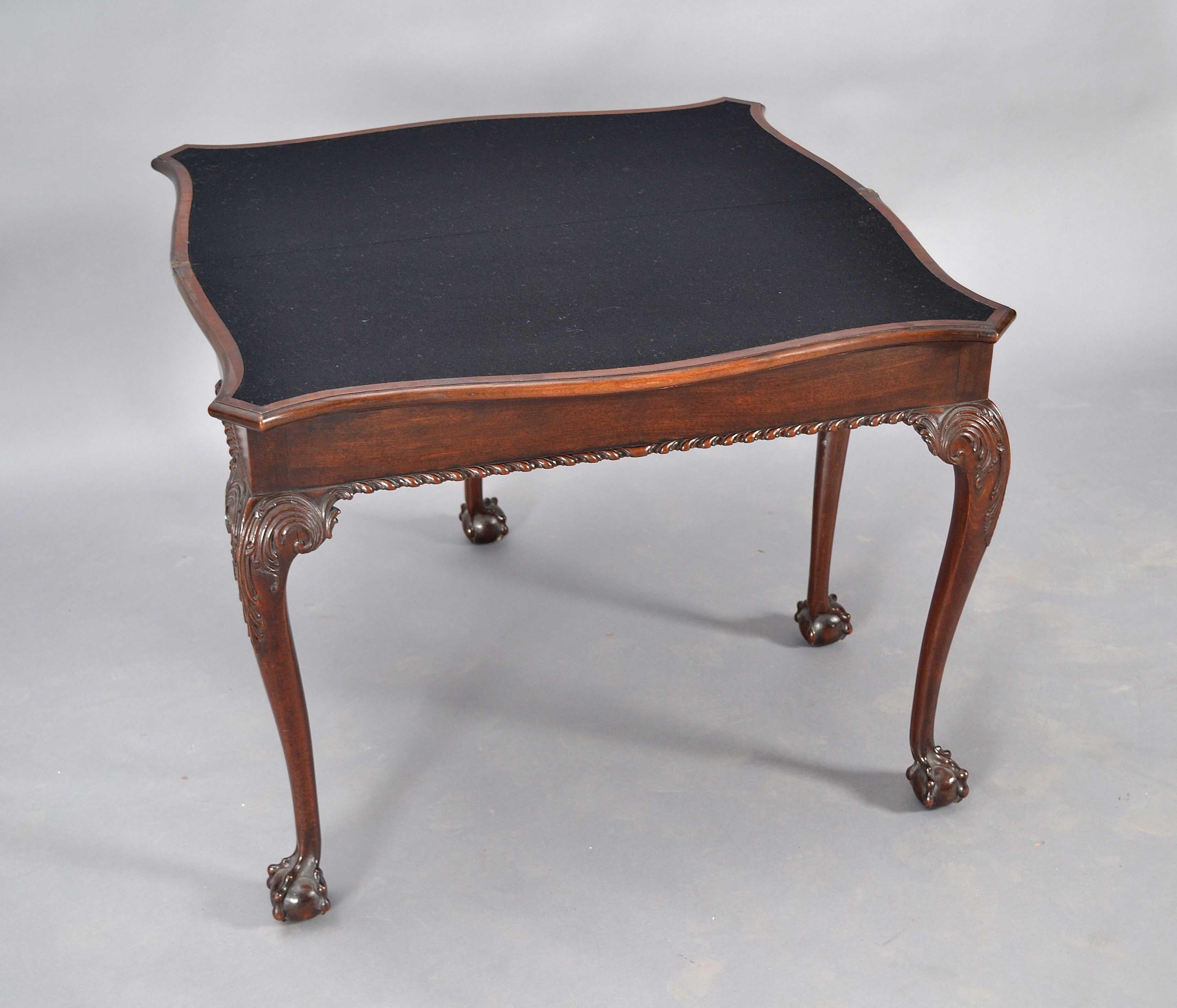 Sculpté à la main Table à cartes d'époque Chippendale en acajou avec pieds Ball and Claw en vente