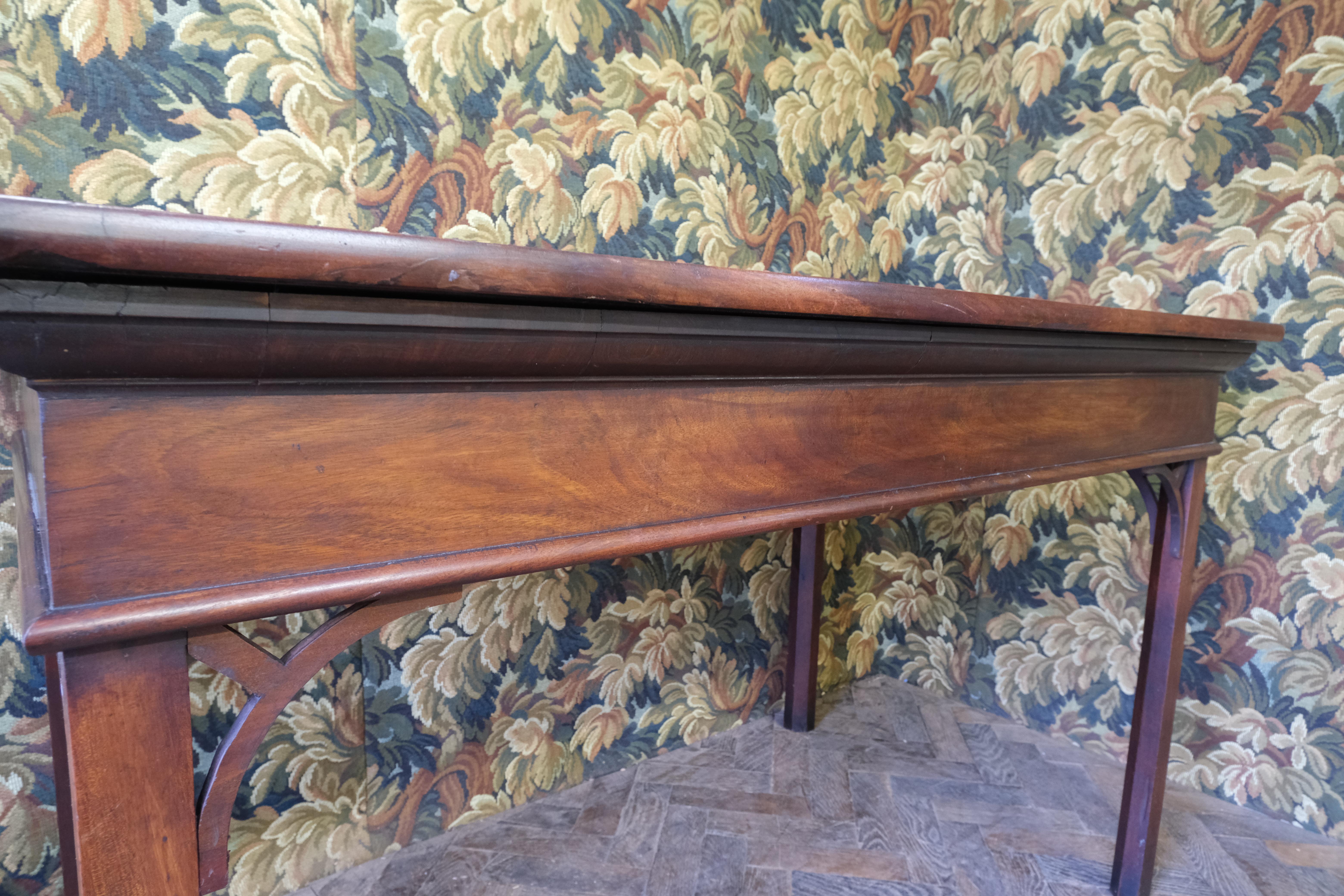 Hutton-Clarke Antiques proudly presents a distinguished Chippendale period centre table from a country house, dating back to circa 1760. This exquisite piece is designed to be admired from any angle, featuring a freestanding construction that is