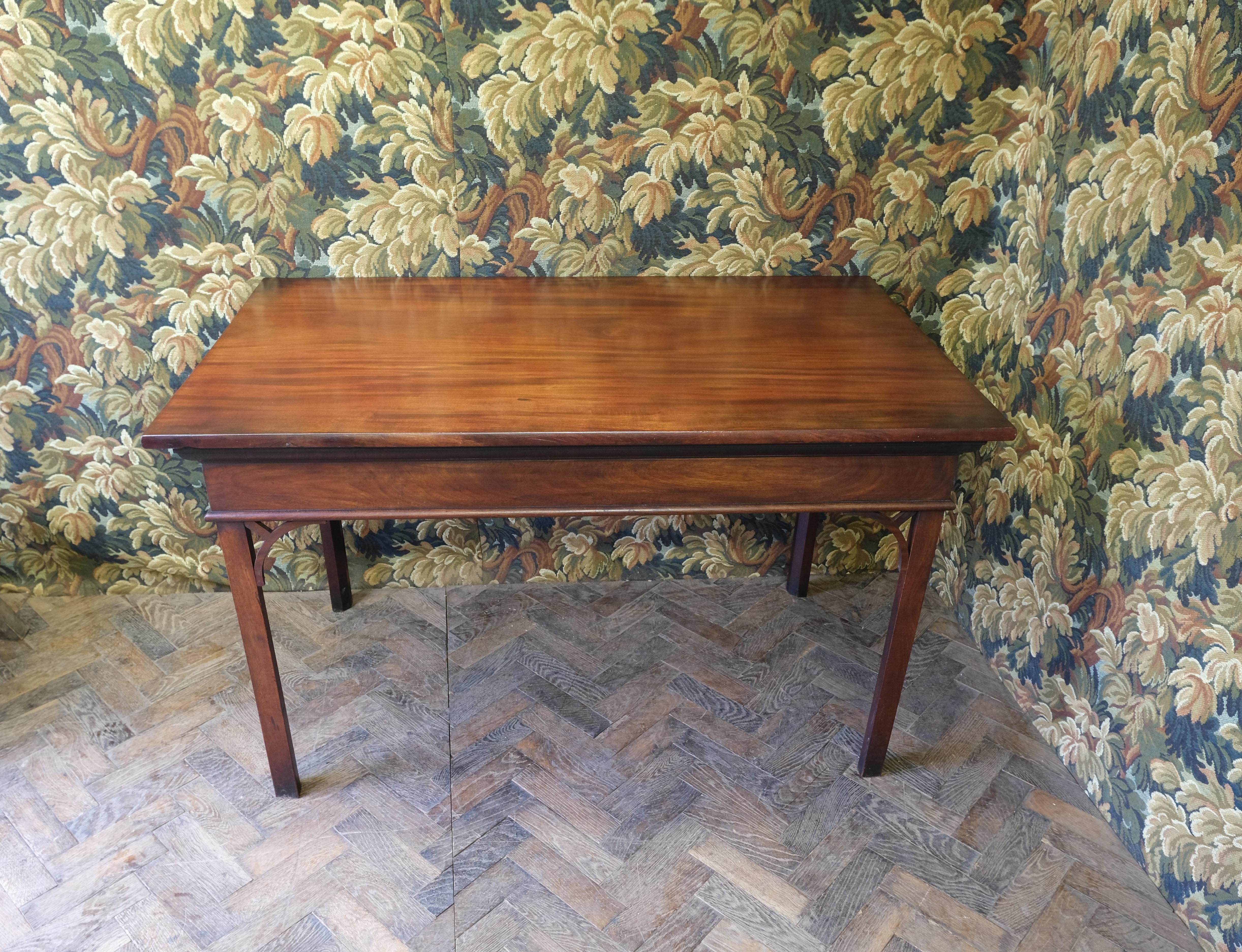 English Chippendale period mahogany centre table For Sale