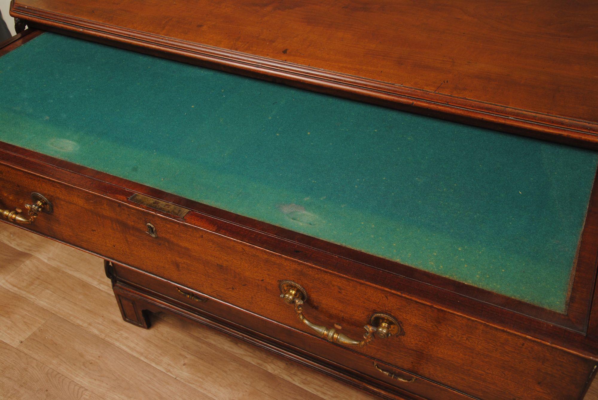 Chippendale Period Mahogany Gentleman's Dressing Chest In Good Condition For Sale In Lincolnshire, GB