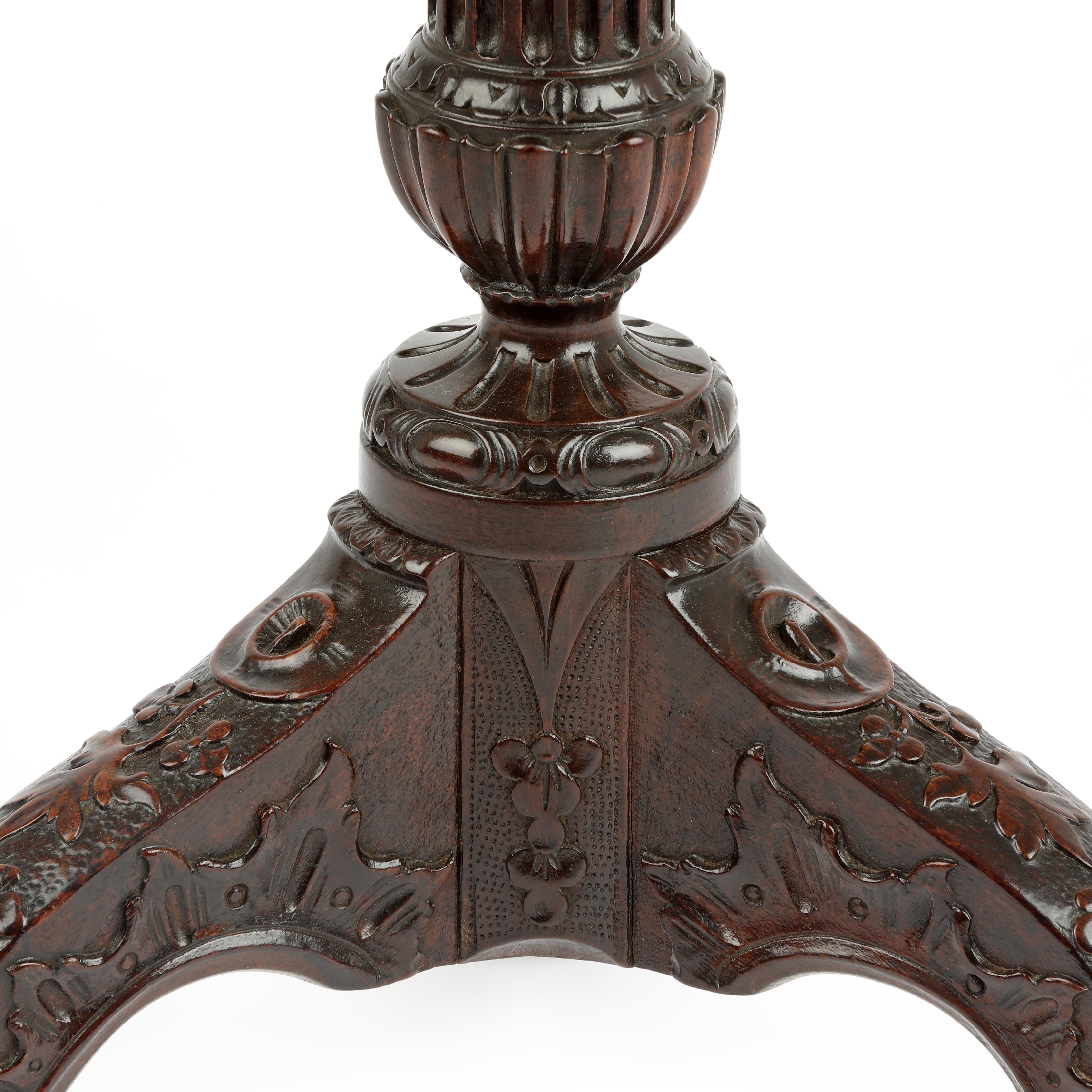 Chippendale Period Mahogany 'Pie-Crust' Tripod Table For Sale 9
