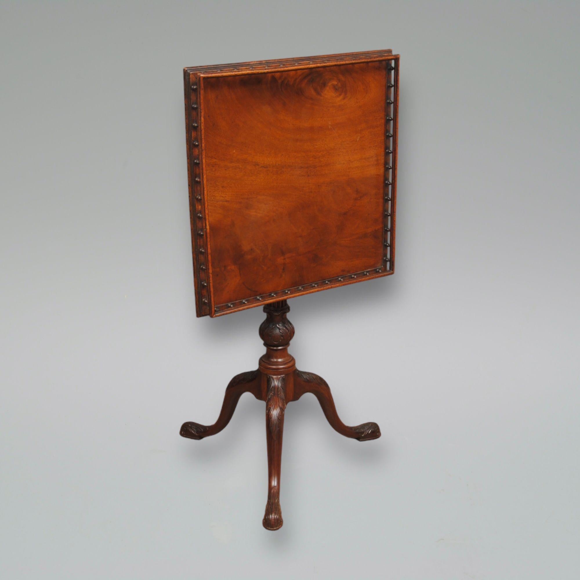 Un raffinato tavolo triopode in mogano del XVIII secolo con gambo in acanto intagliato e gambe a cabriola. Il piano è dotato di un elegante ballatoio con fusi torniti.
Circa 1770