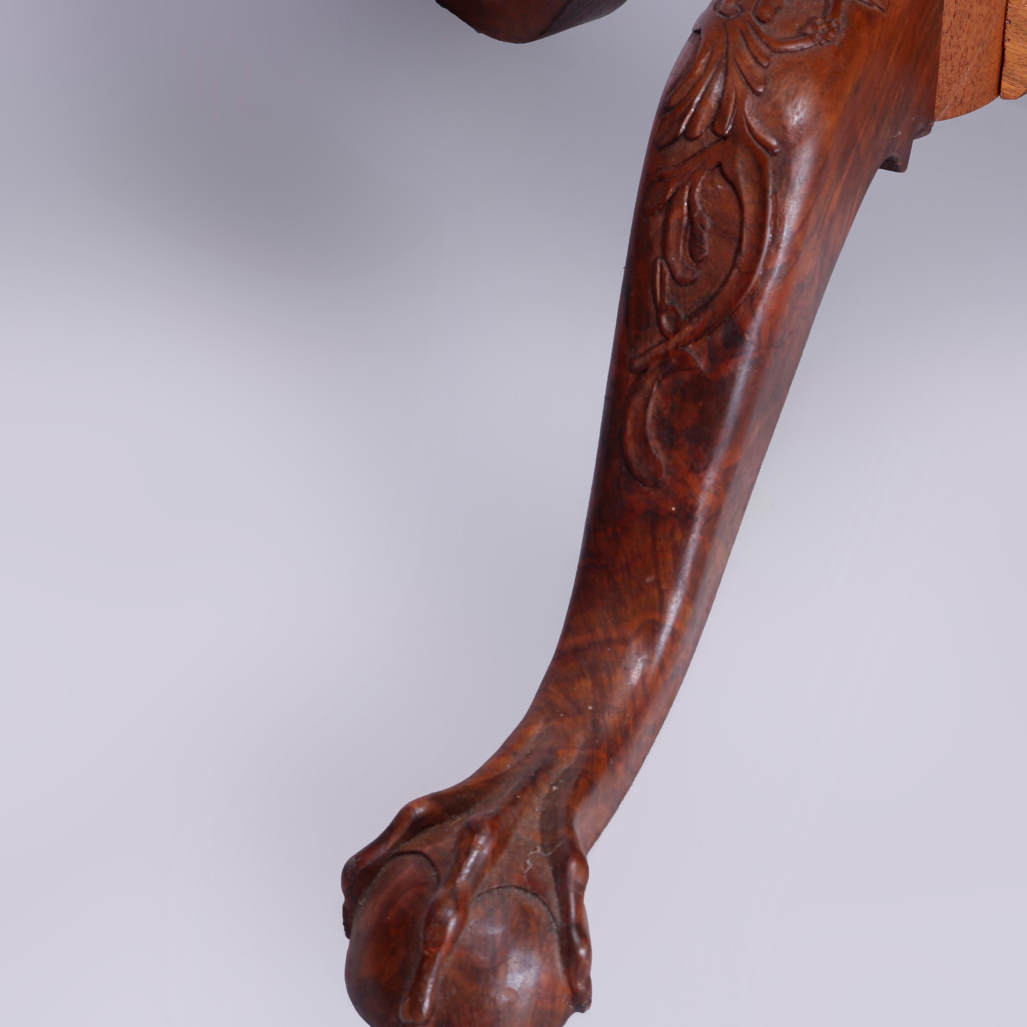 Table à plateau basculant à pieds griffes sculptés de style Chippendale de Philadelphie, 20e siècle Bon état - En vente à Big Flats, NY